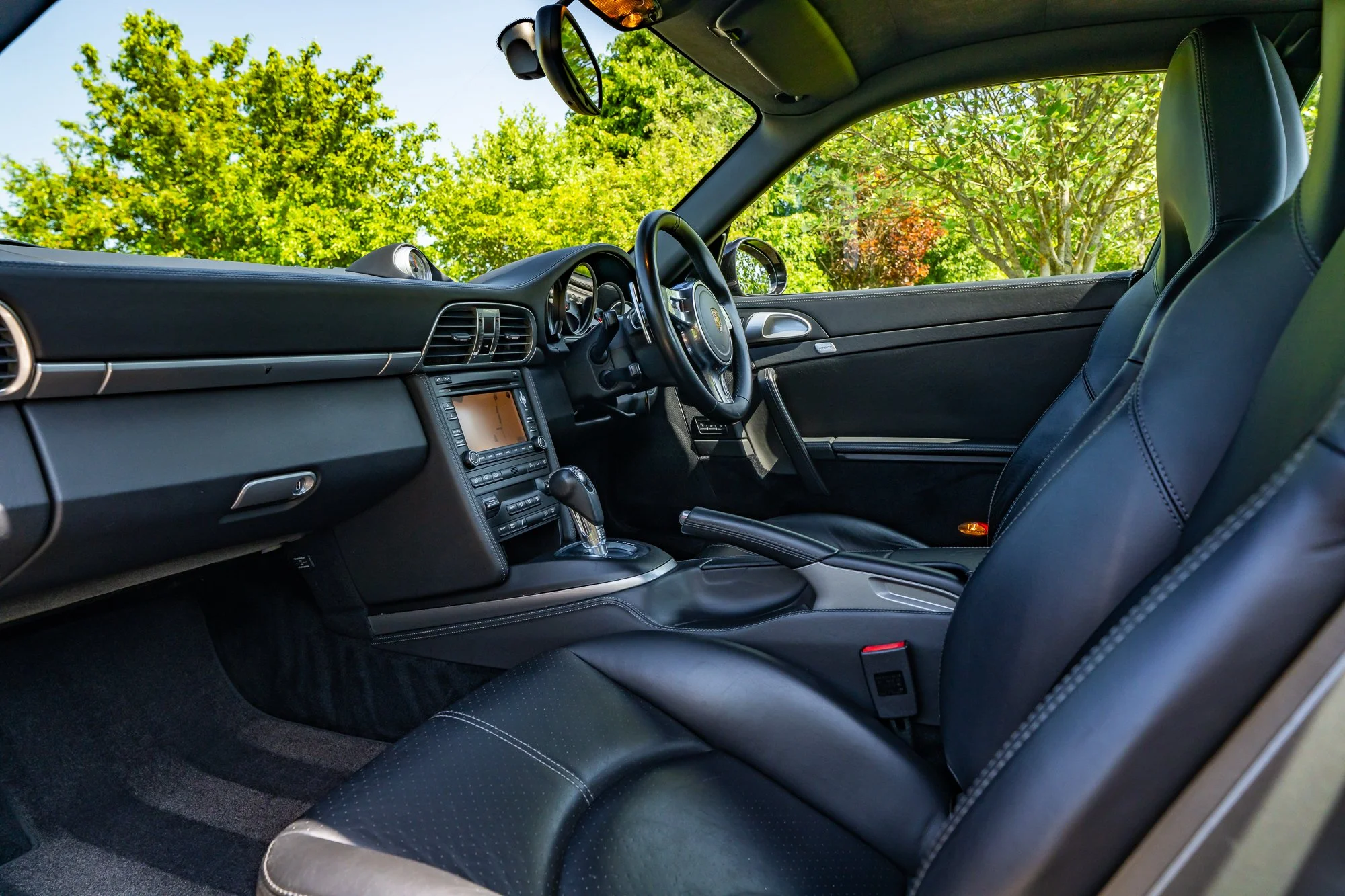 Porsche_911_Turbo S_interior-2.jpg