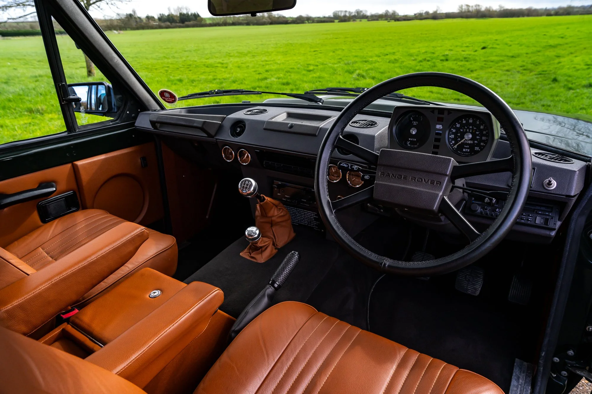 Range Rover V8_interior-7.jpg
