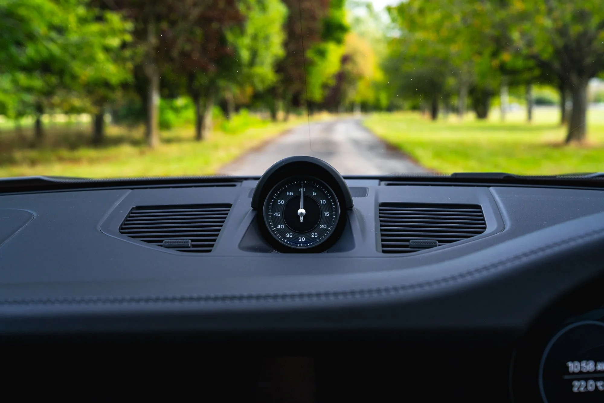 Porsche_911_Carrera_4_interior-29.jpg
