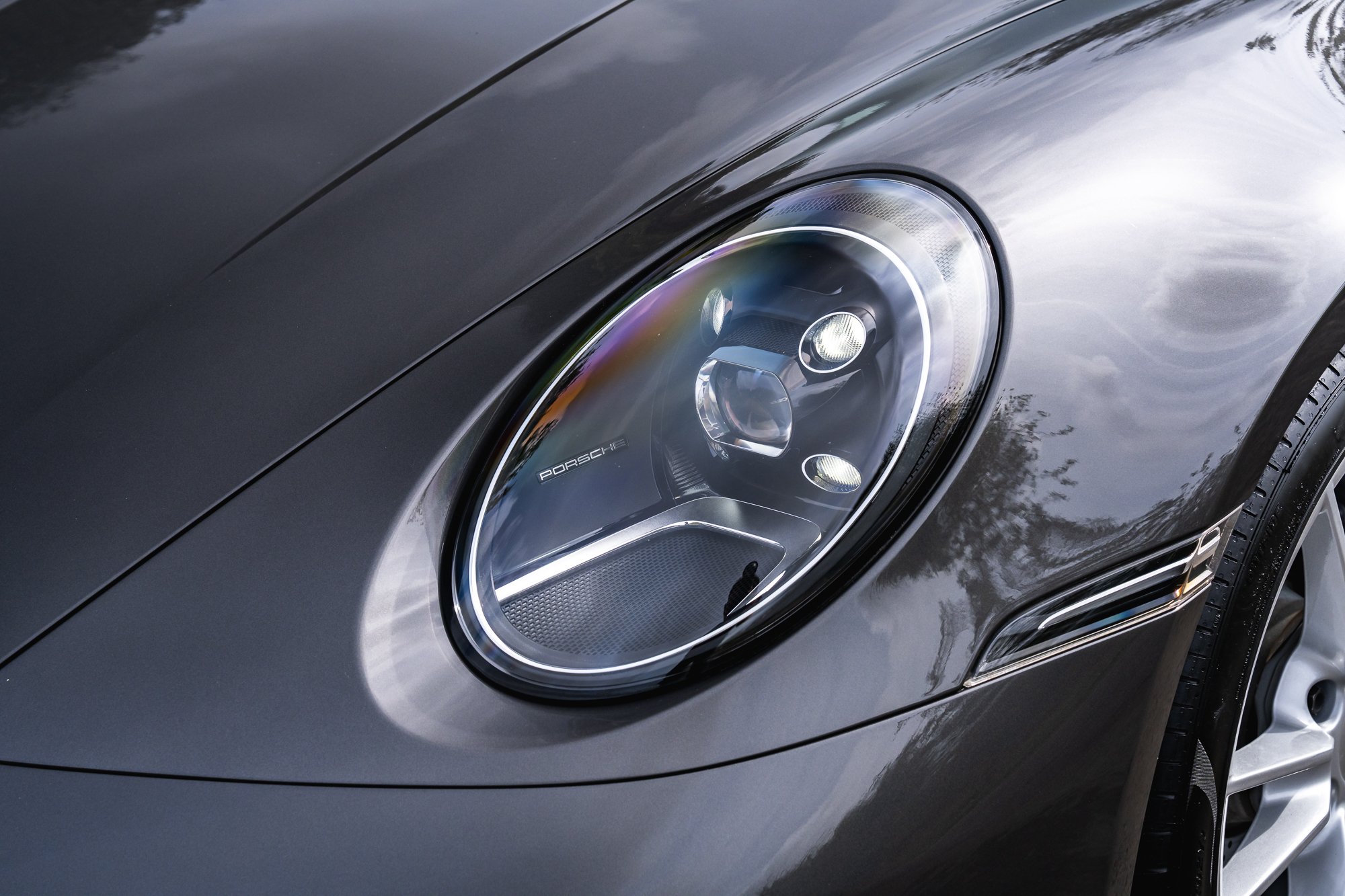 Porsche_911_Carrera_4_exterior-2.jpg