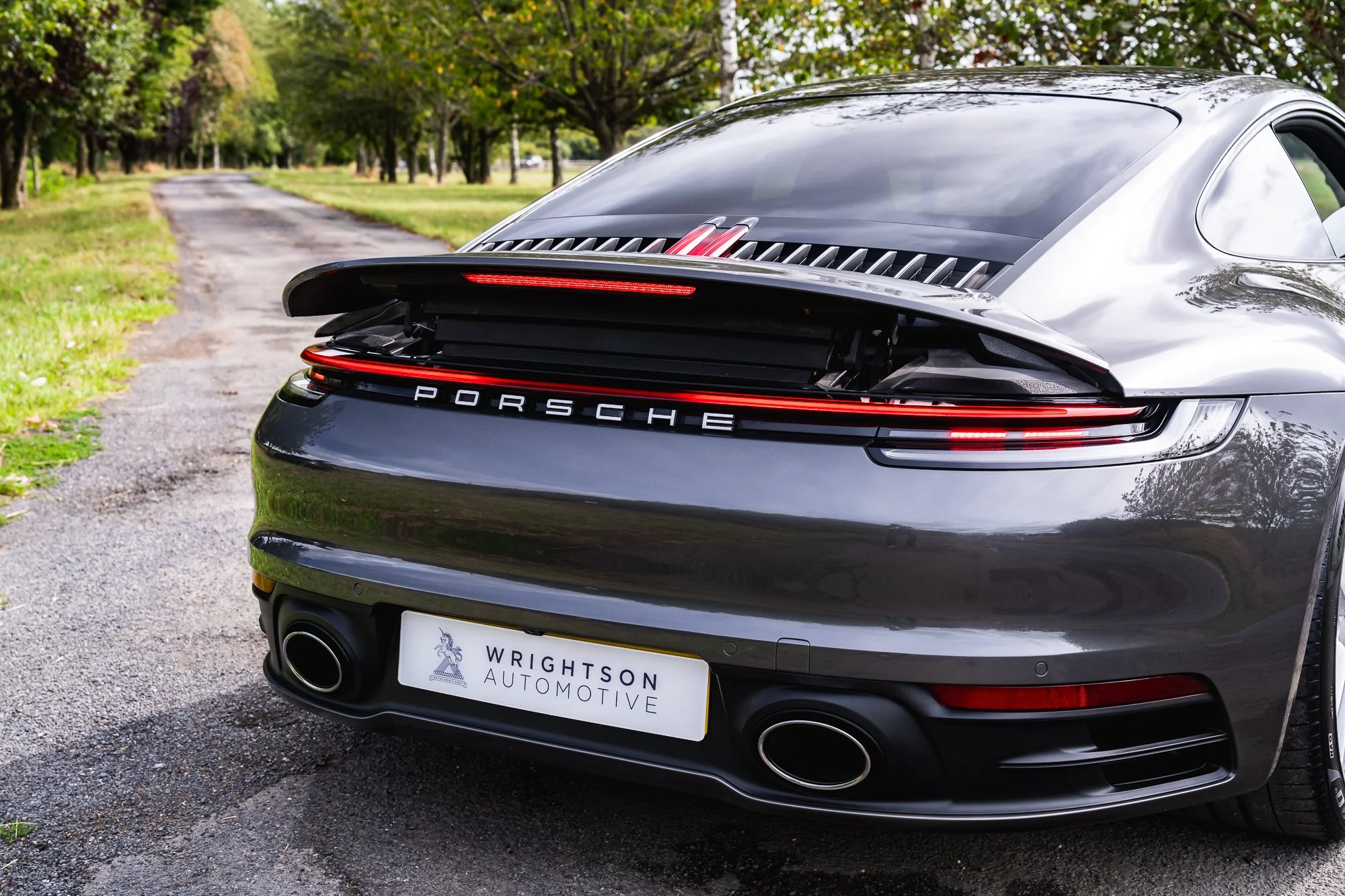 Porsche_911_Carrera_4_exterior-22.jpg