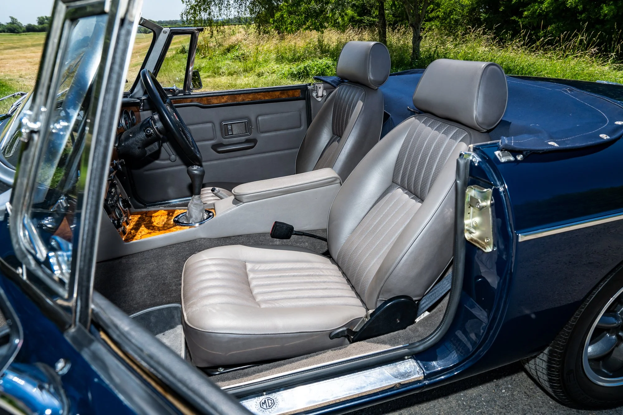MG_Roadster_interior-10.jpg