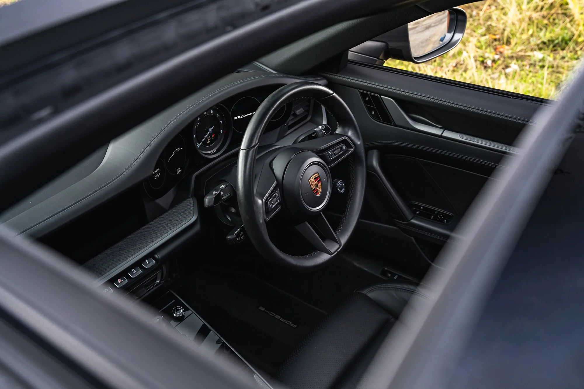 Porsche_911_Carrera_4_interior-17.jpg