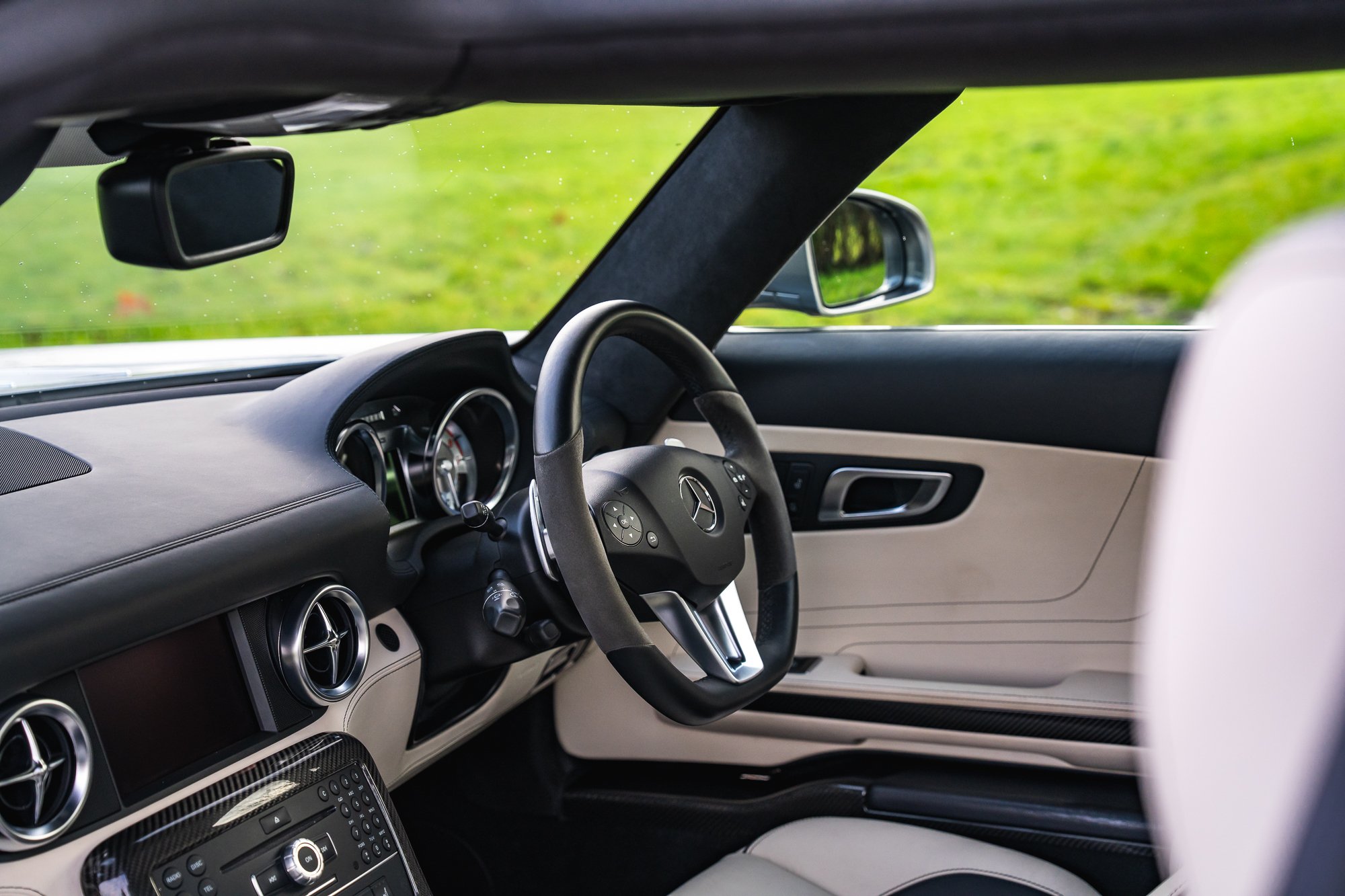Mercedes-Benz_SLS_AMG_interior-2.jpg
