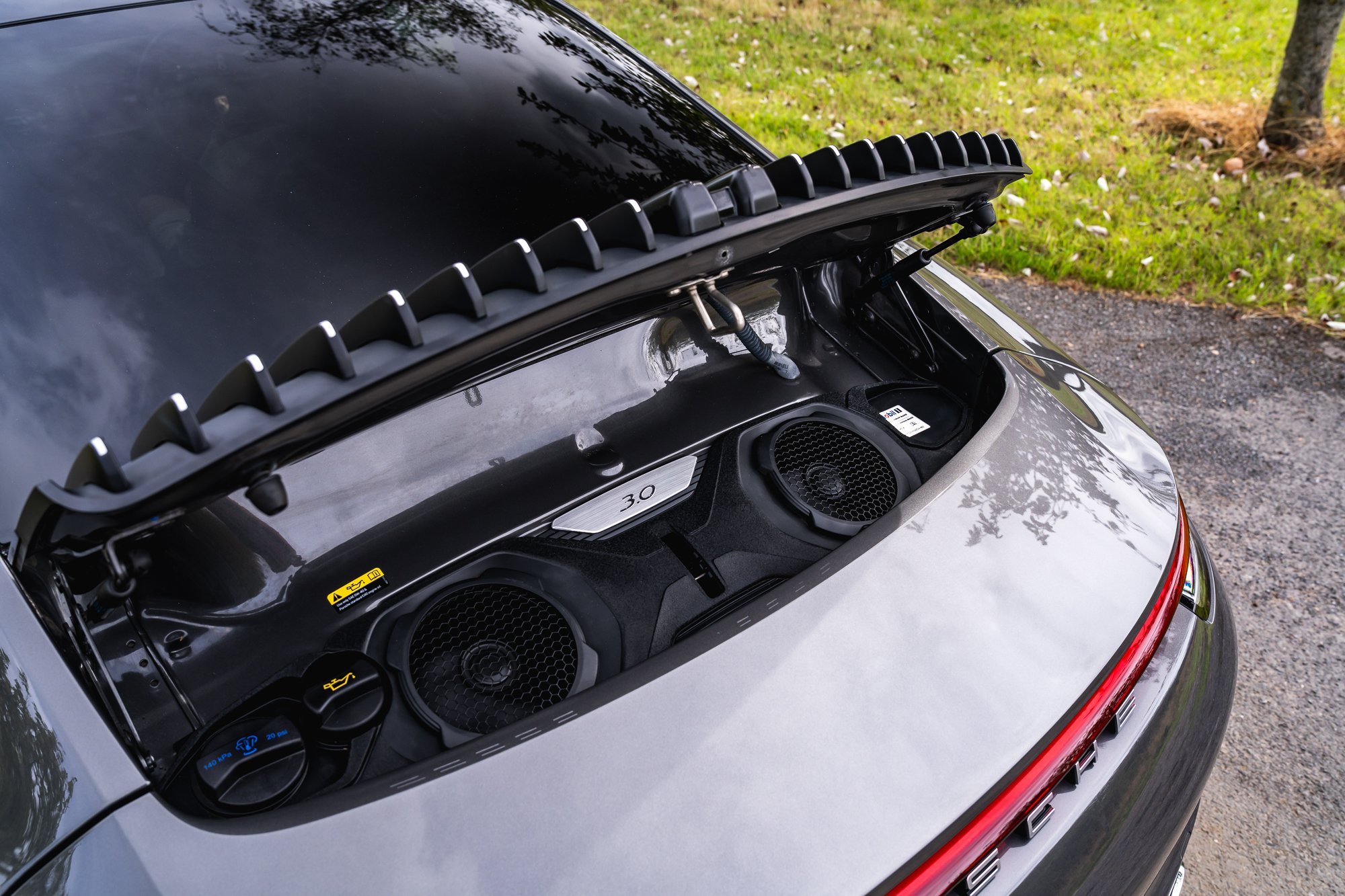 Porsche_911_Carrera_4_engine-2.jpg
