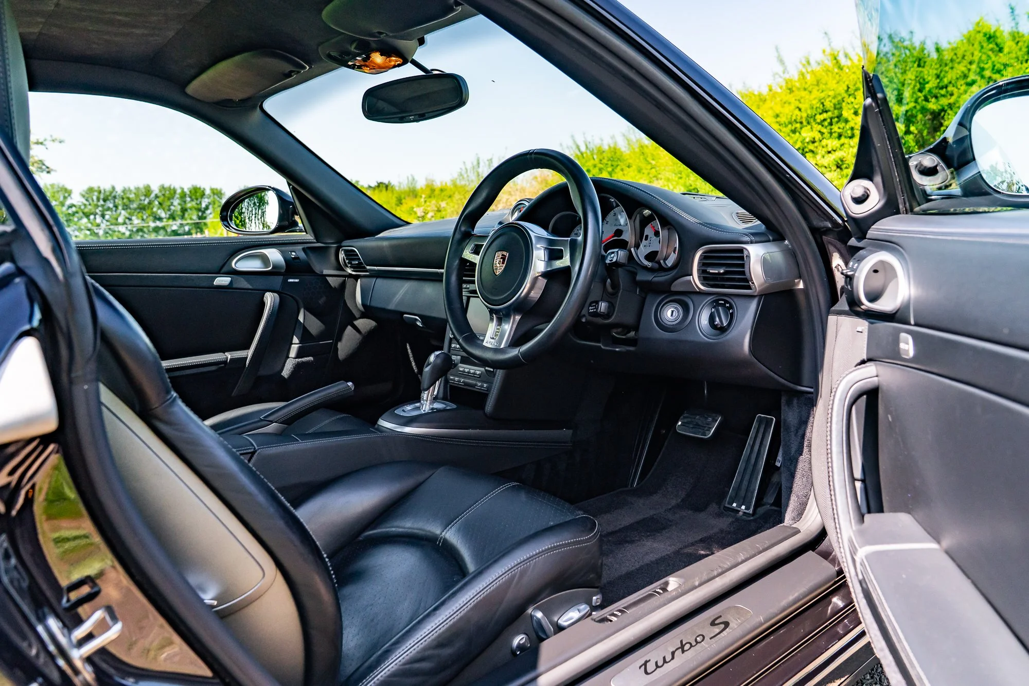 Porsche_911_Turbo S_interior-24.jpg