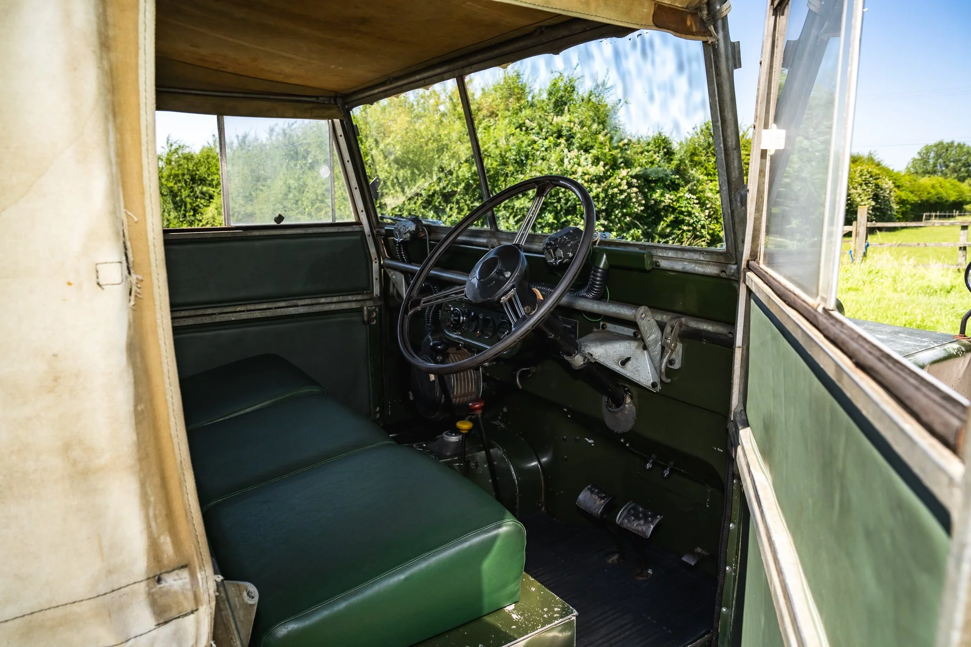 LandRover_Series1_interior-15.jpg