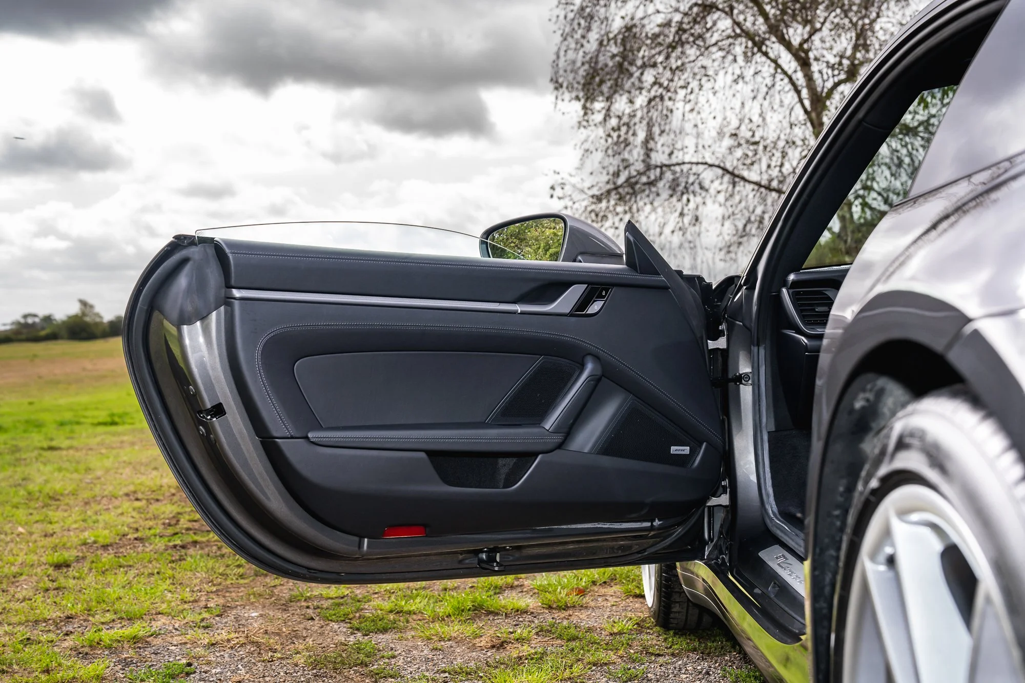 Porsche_911_Carrera_4_interior-1.jpg