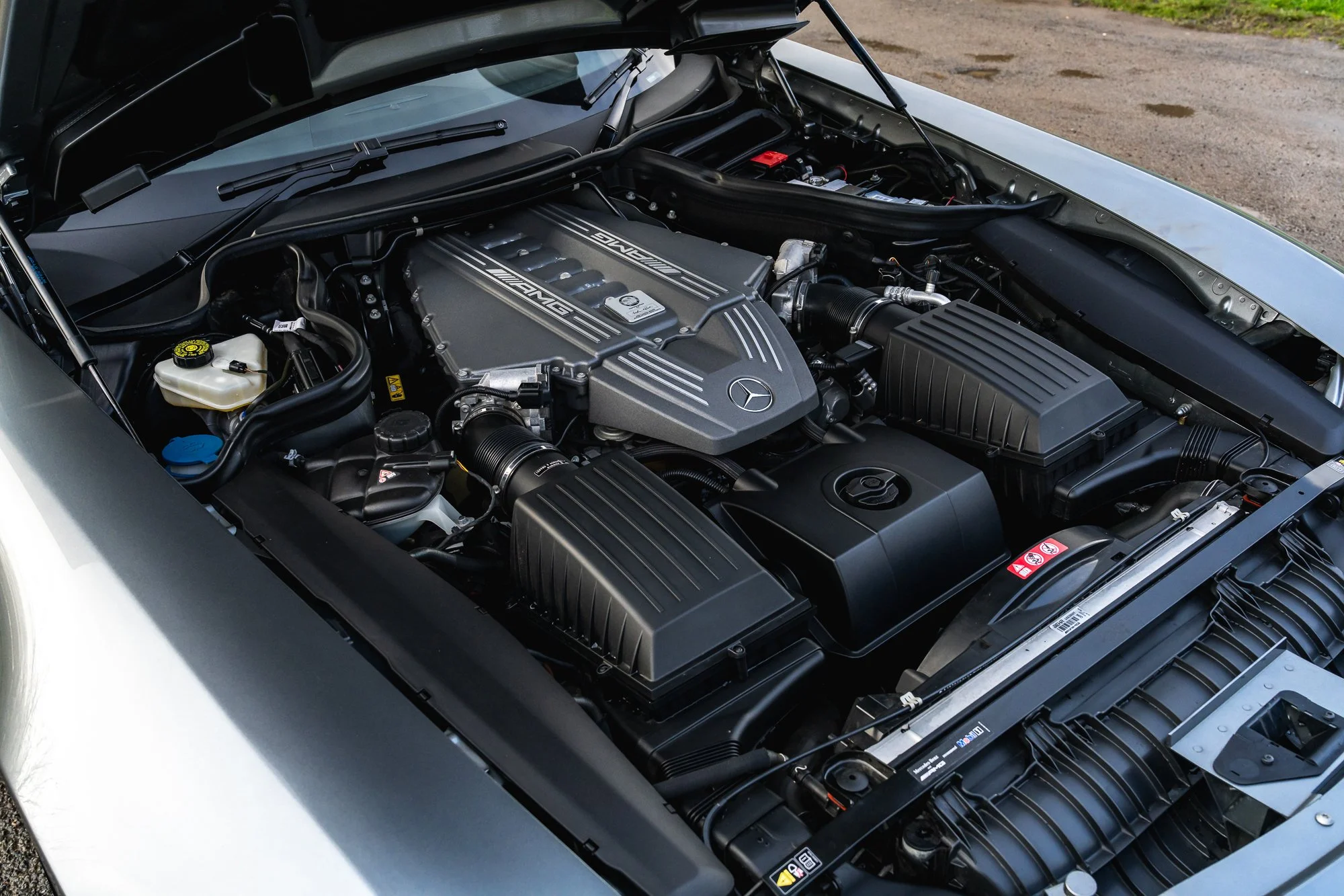 Mercedes-Benz_SLS_AMG_engine-3.jpg