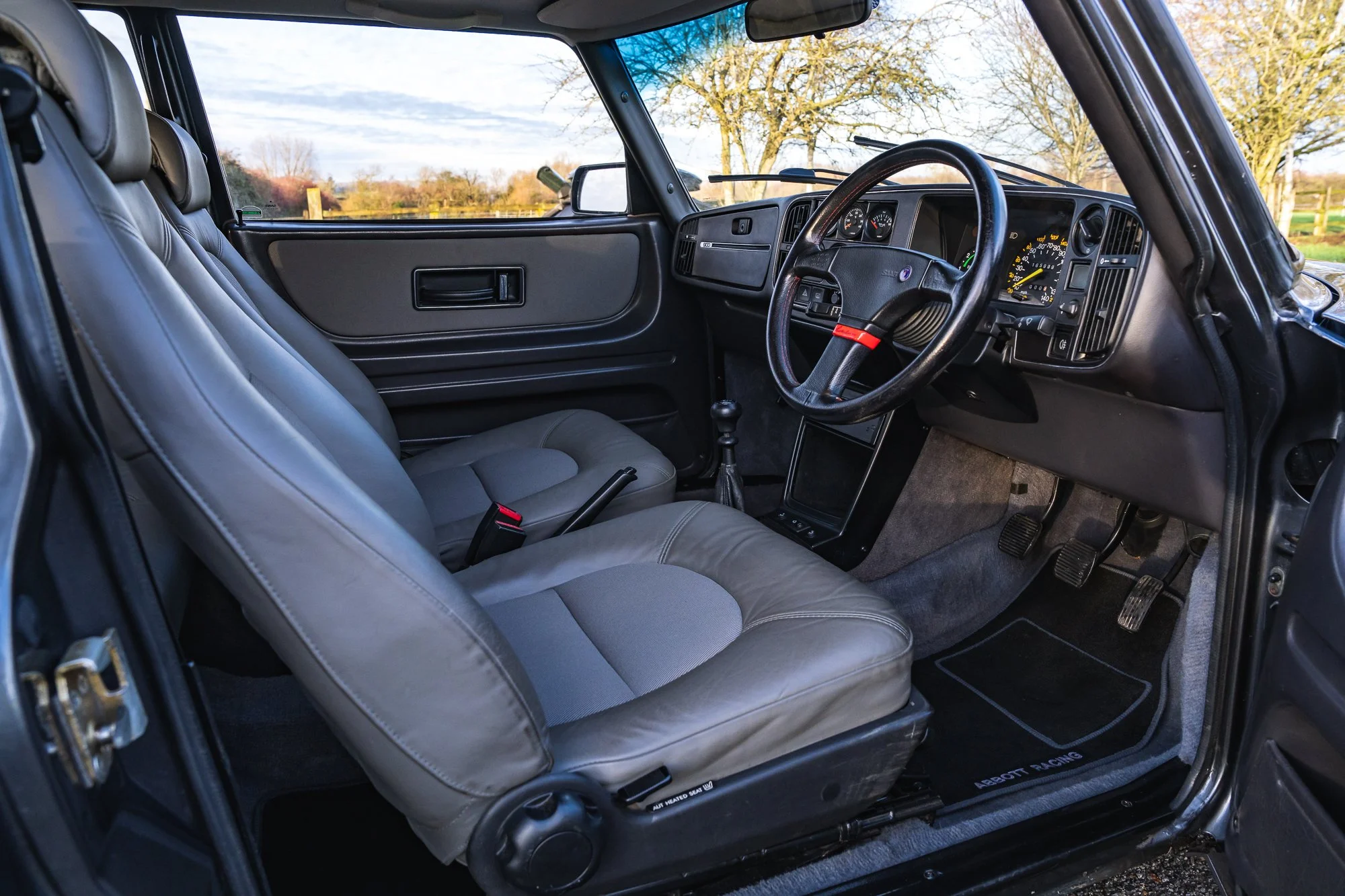 Saab_900_Turbo_interior-10.jpg