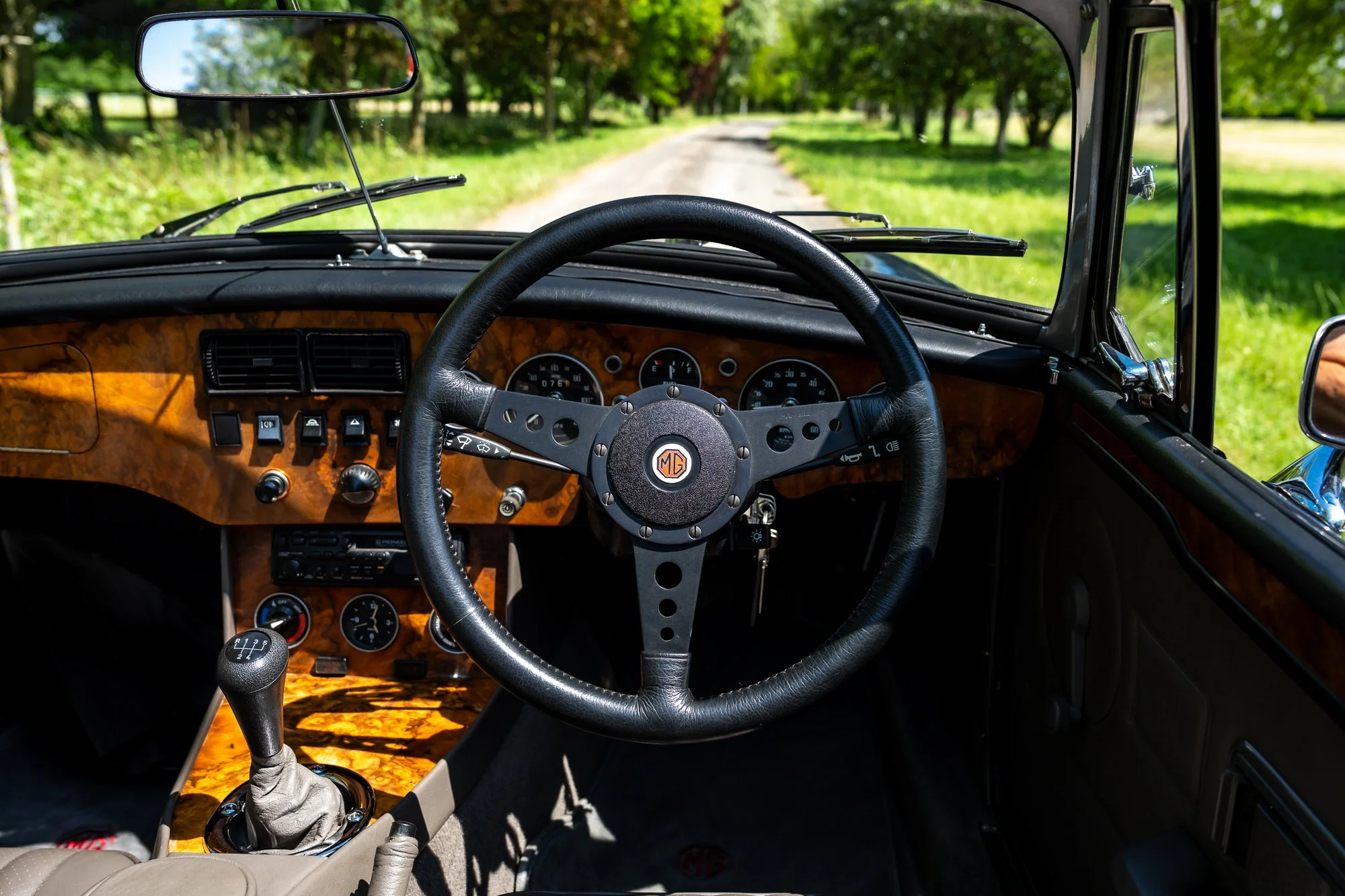 MG_Roadster_interior-24.jpg