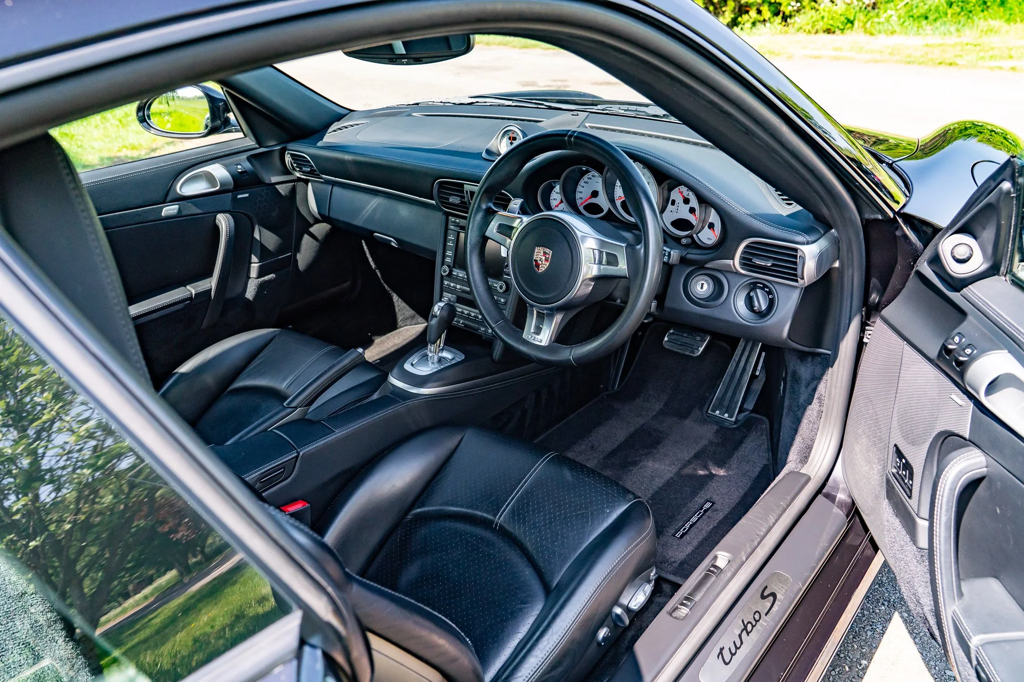 Porsche_911_Turbo S_interior-25.jpg