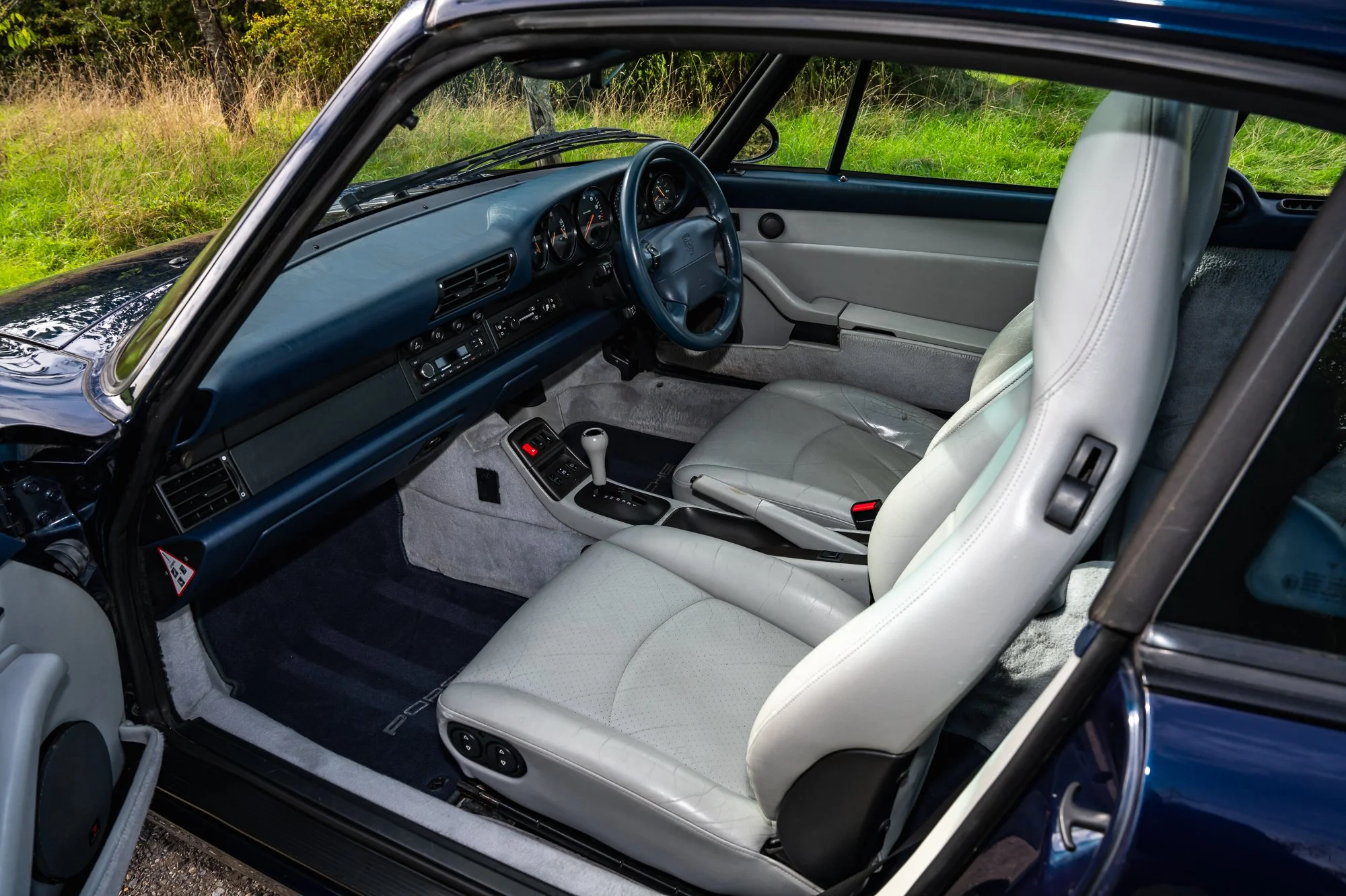 Porsche_993_Targa_interior-3.jpg