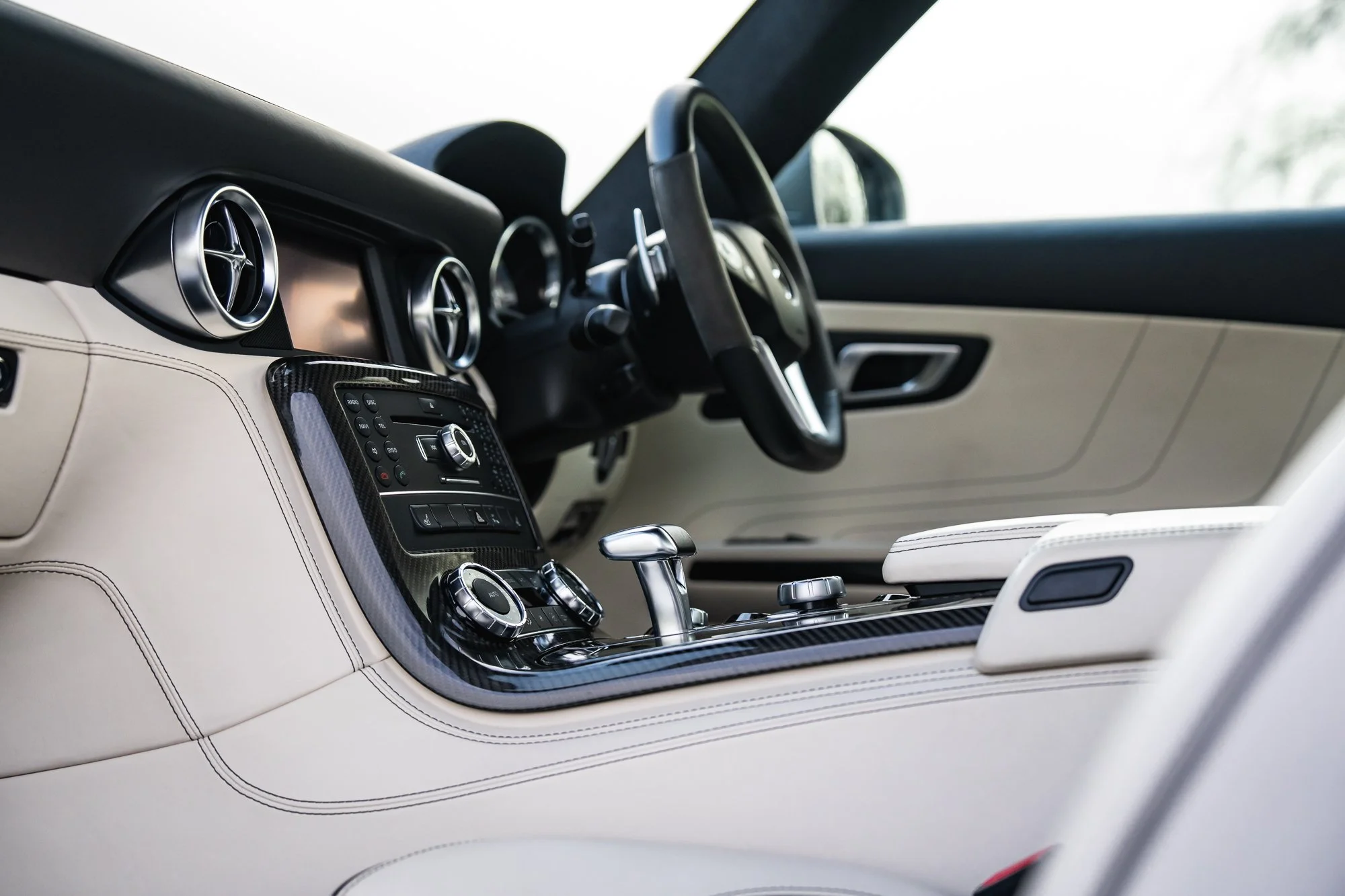 Mercedes-Benz_SLS_AMG_interior-1.jpg