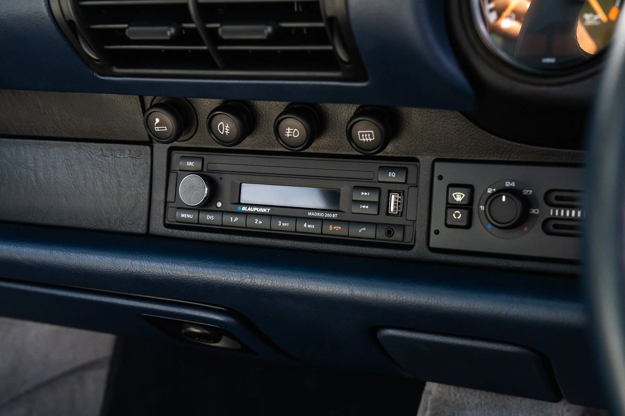 Porsche_993_Targa_interior-15.jpg