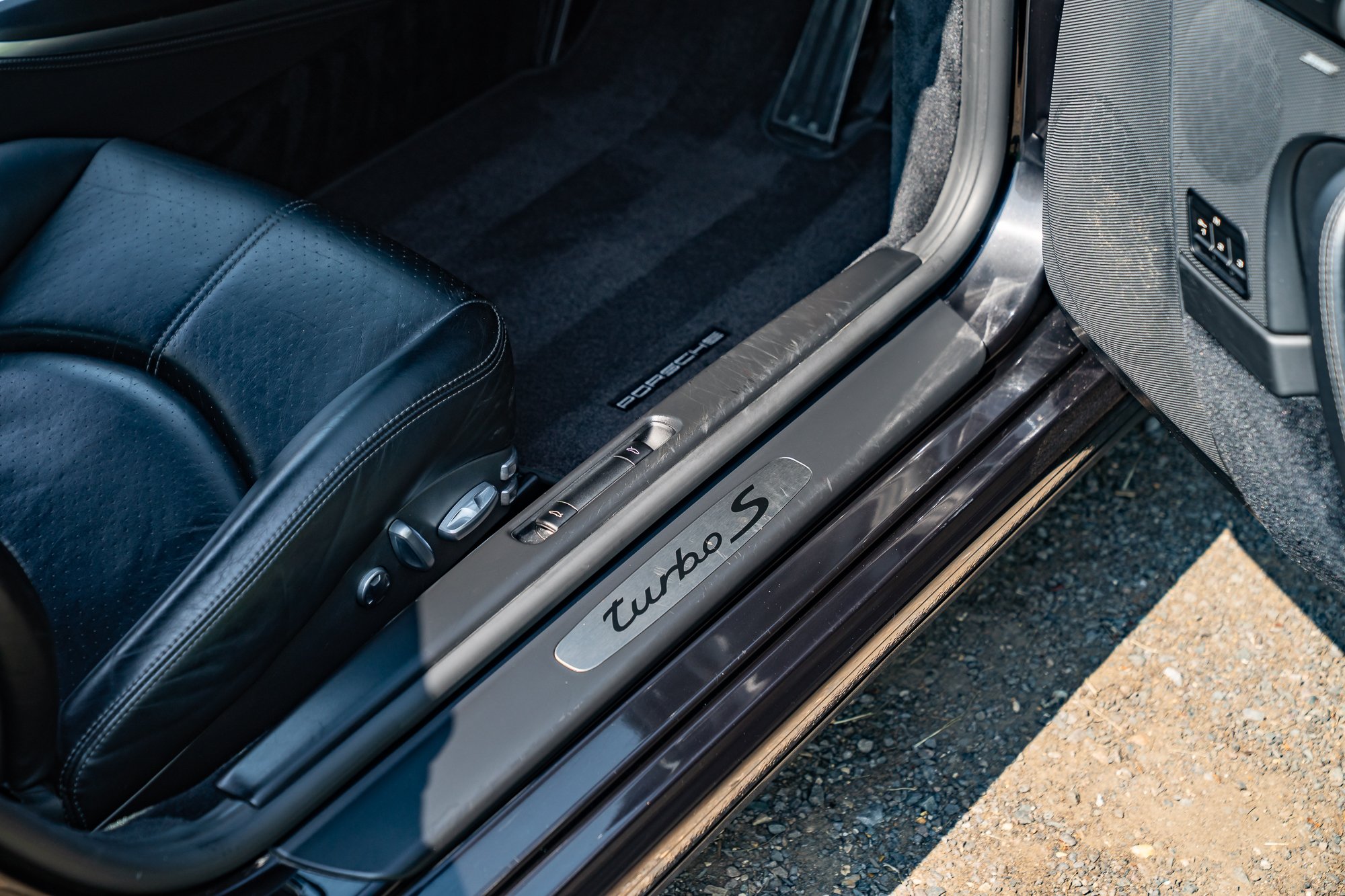 Porsche_911_Turbo S_interior-21.jpg