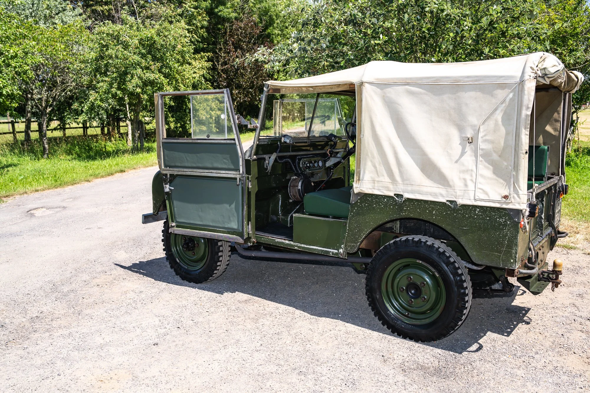 LandRover_Series1_interior-2.jpg