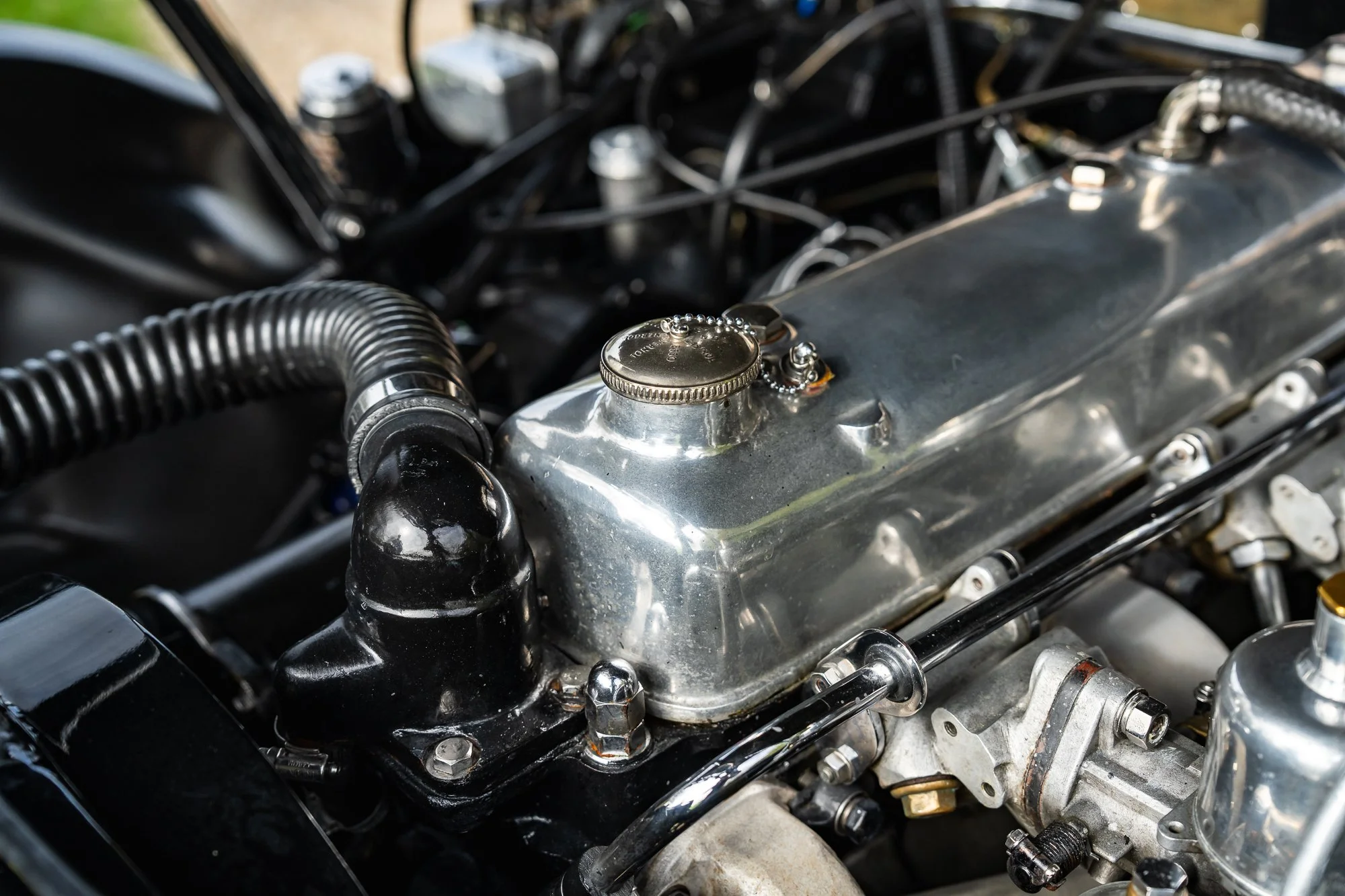 Jensen_541R_engine-9.jpg