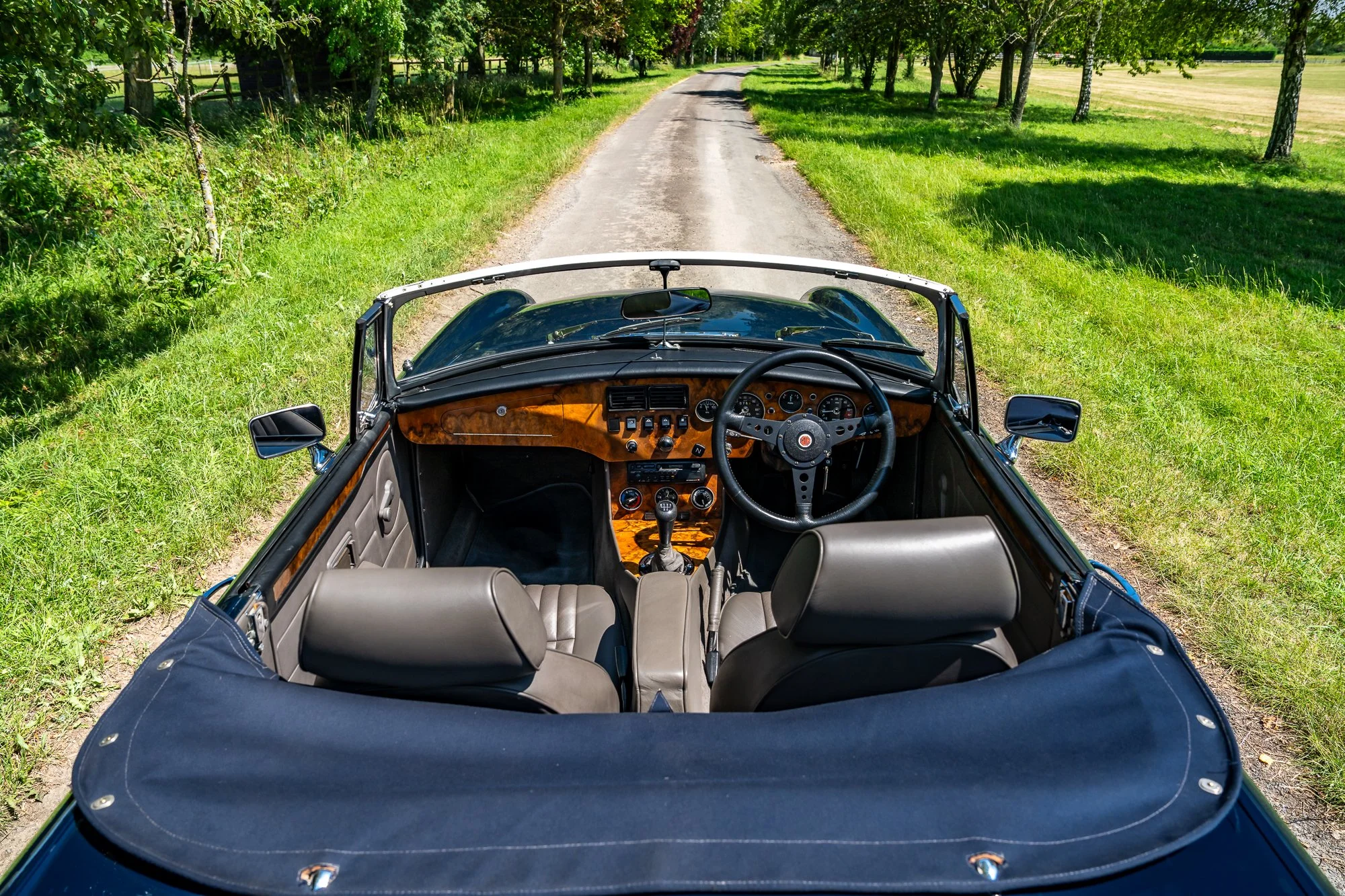 MG_Roadster_interior-23.jpg
