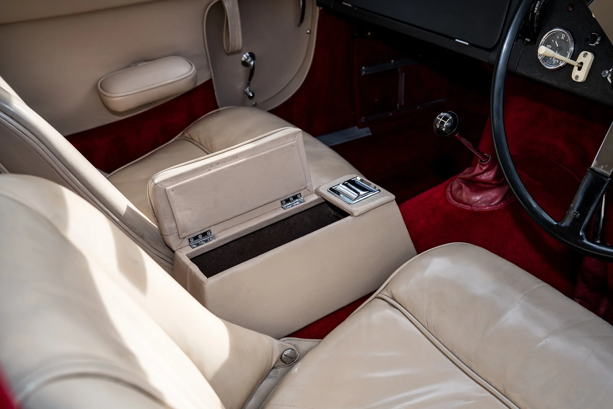 Jensen_541R_interior-26.jpg
