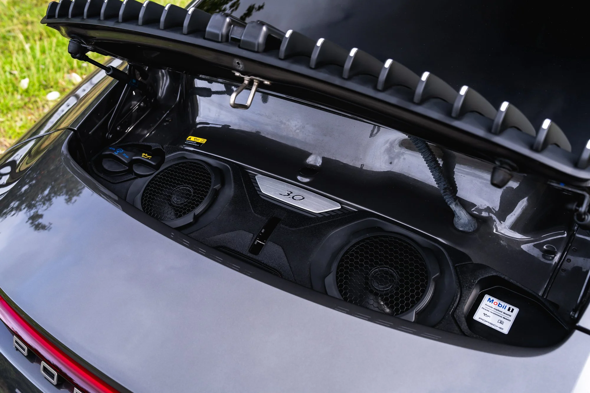 Porsche_911_Carrera_4_engine-1.jpg