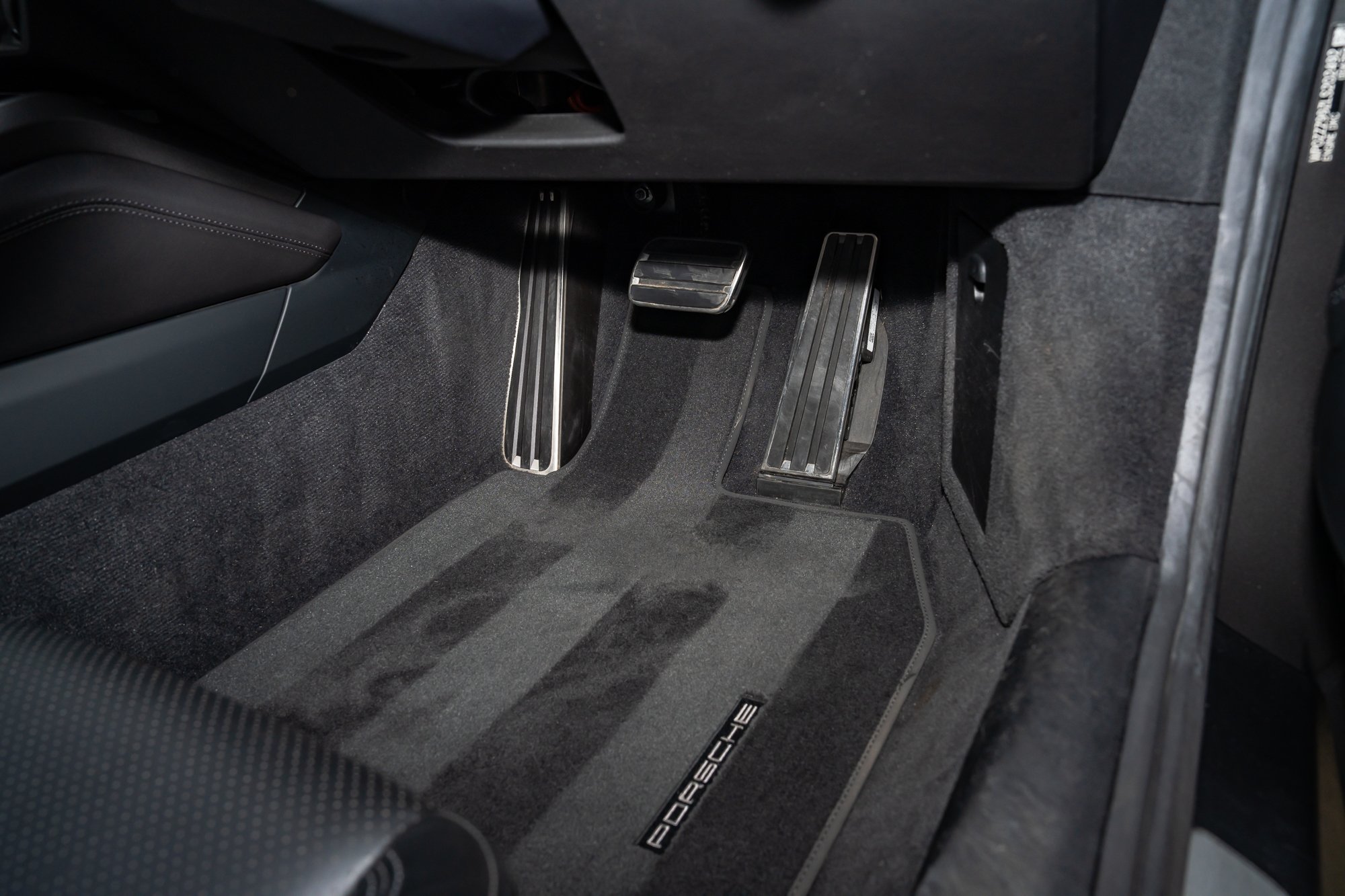 Porsche_911_Carrera_4_interior-16.jpg