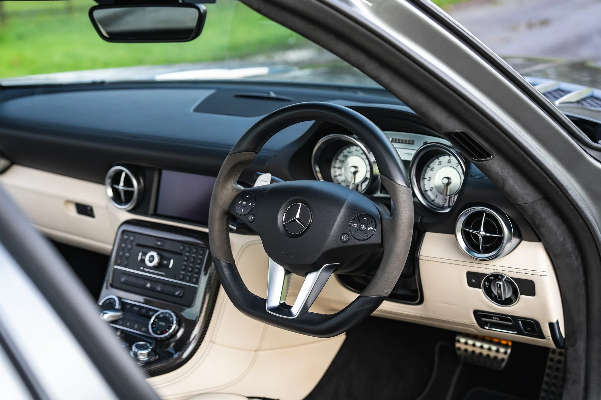 Mercedes-Benz_SLS_AMG_interior-3.jpg