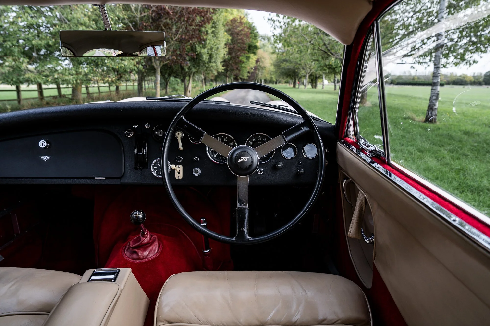 Jensen_541R_interior-29.jpg