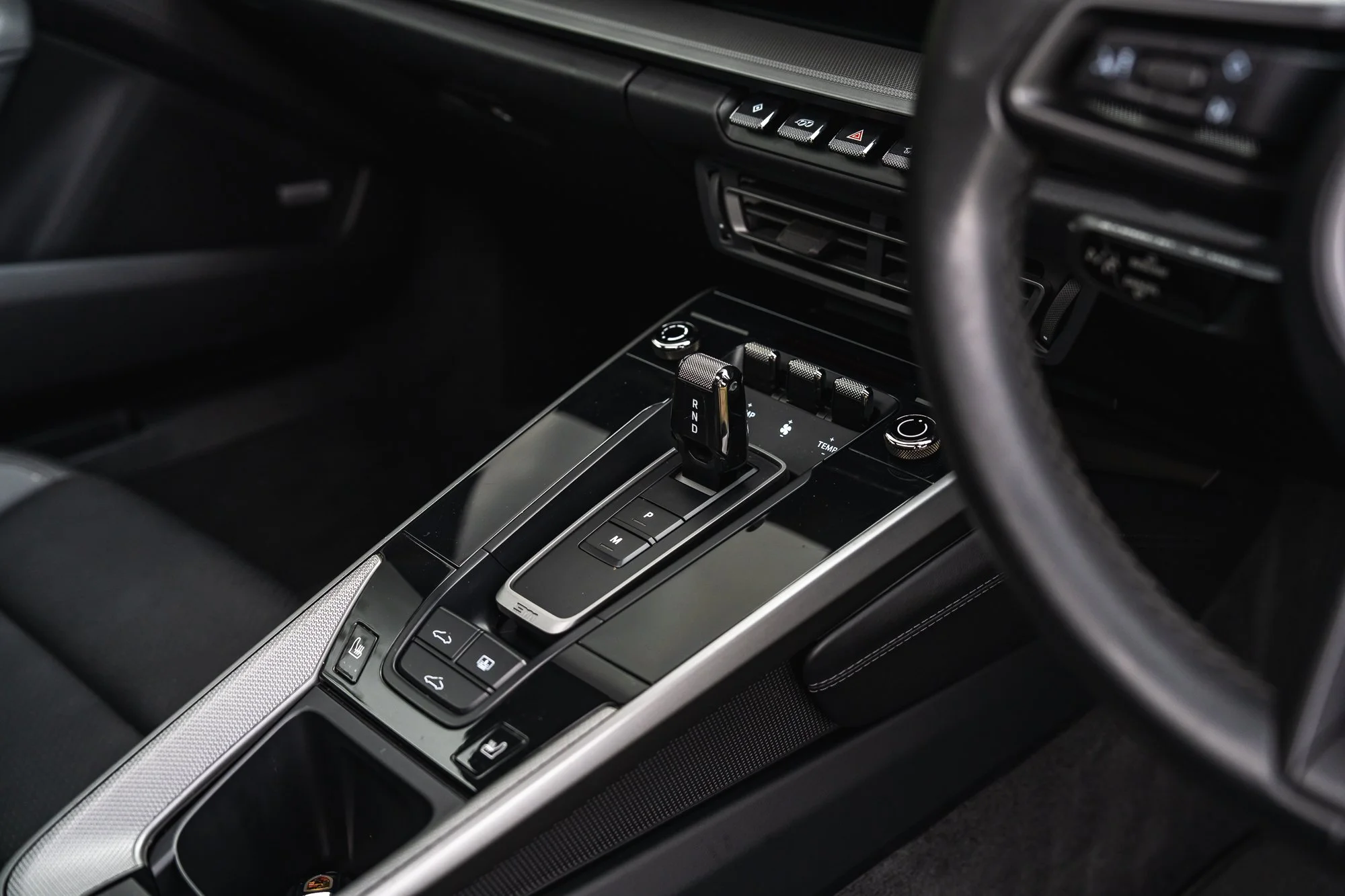 Porsche_911_Carrera_4_interior-21.jpg
