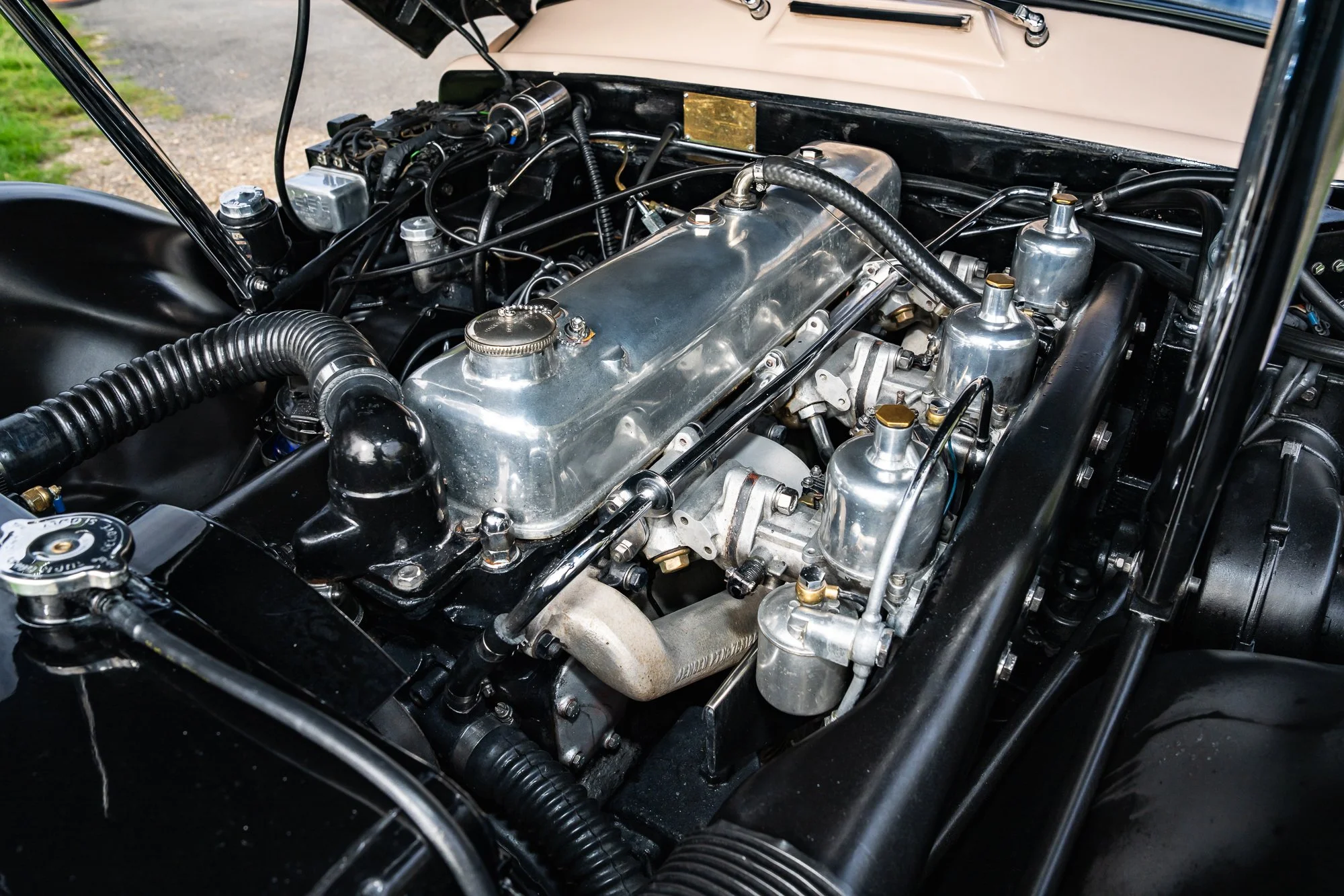 Jensen_541R_engine-10.jpg