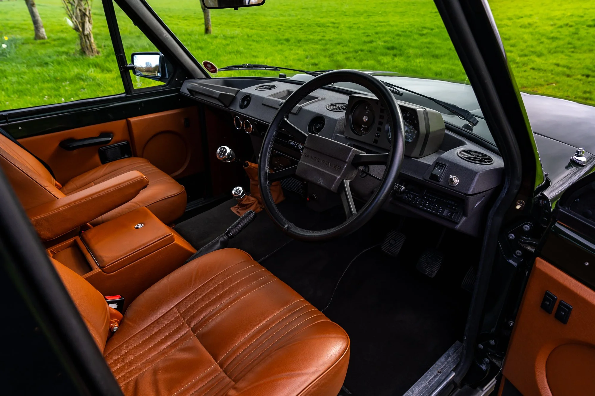 Range Rover V8_interior-5.jpg