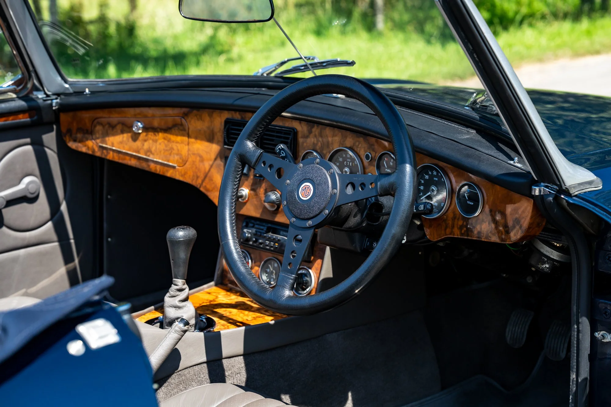 MG_Roadster_interior-21.jpg
