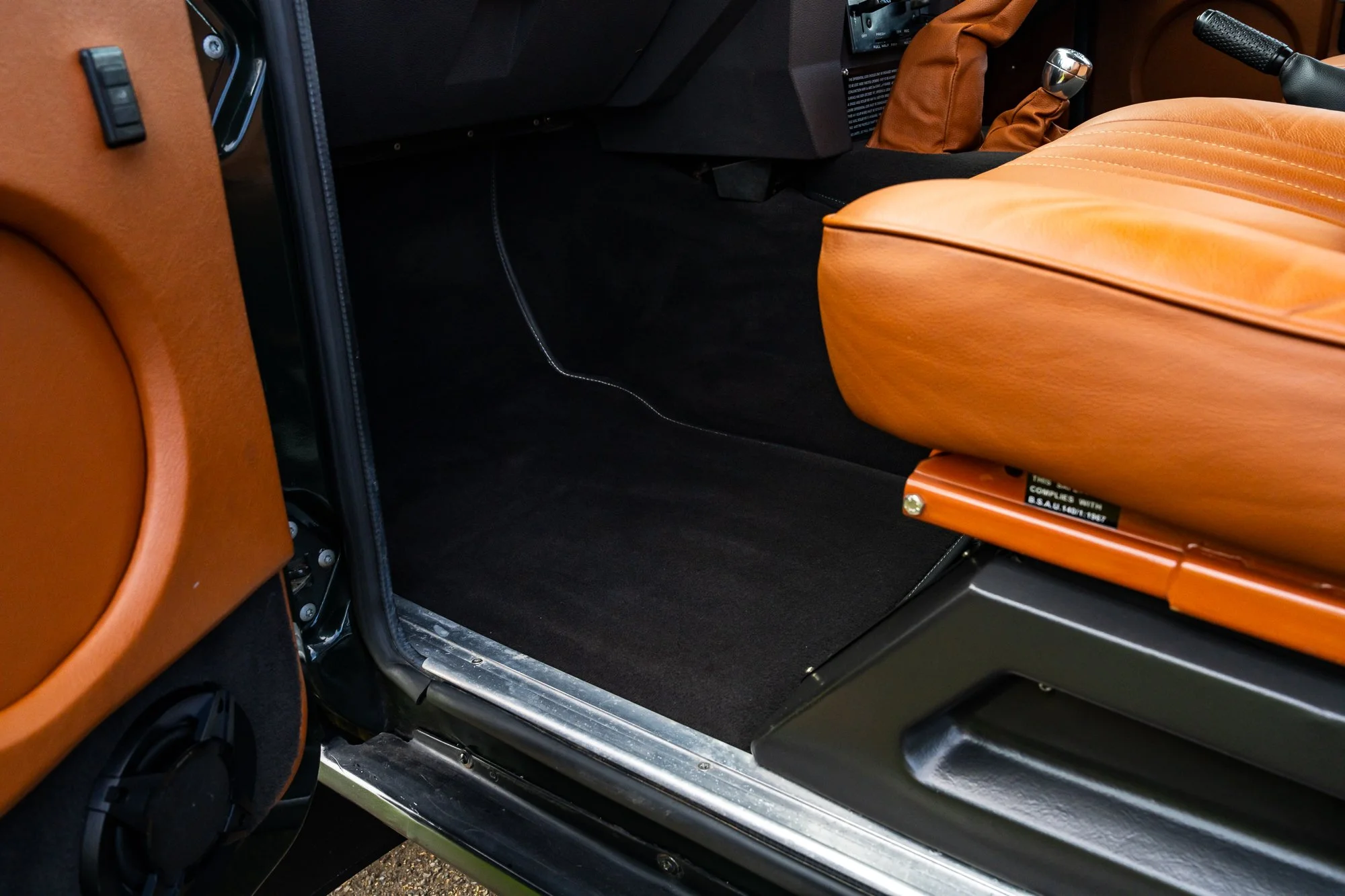 Range Rover V8_interior-22.jpg