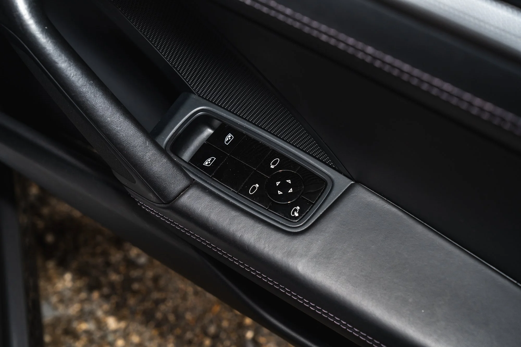 Porsche_911_Carrera_4_interior-14.jpg