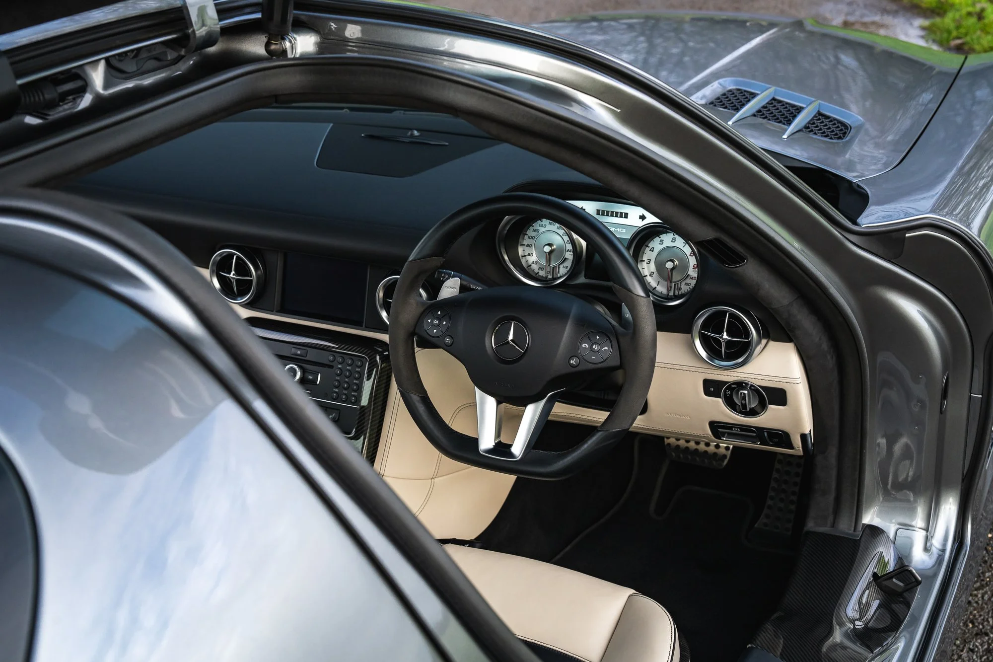 Mercedes-Benz_SLS_AMG_interior-19.jpg