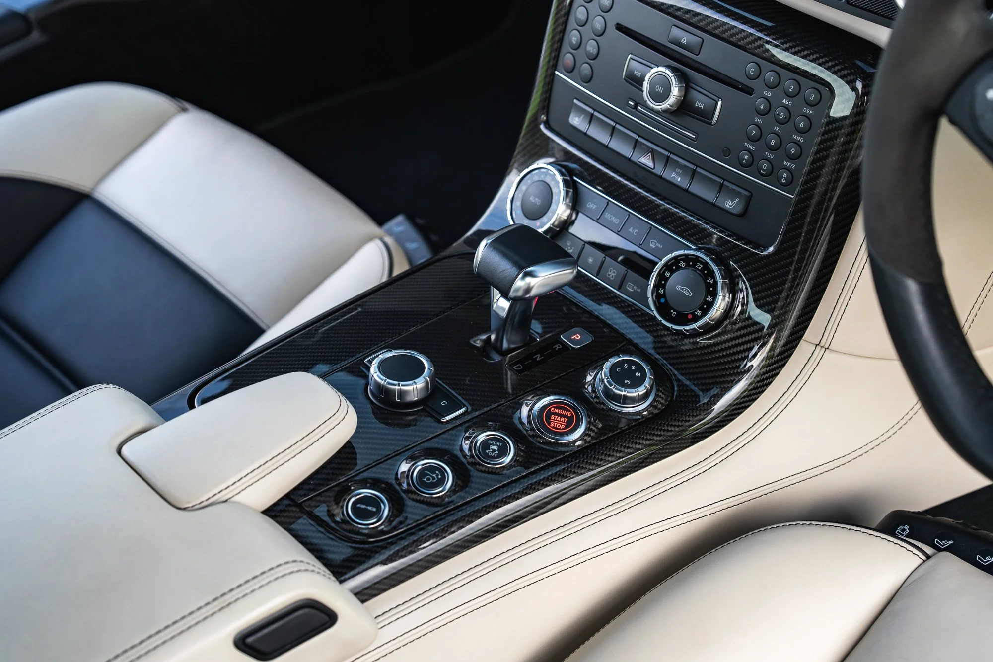 Mercedes-Benz_SLS_AMG_interior-6.jpg