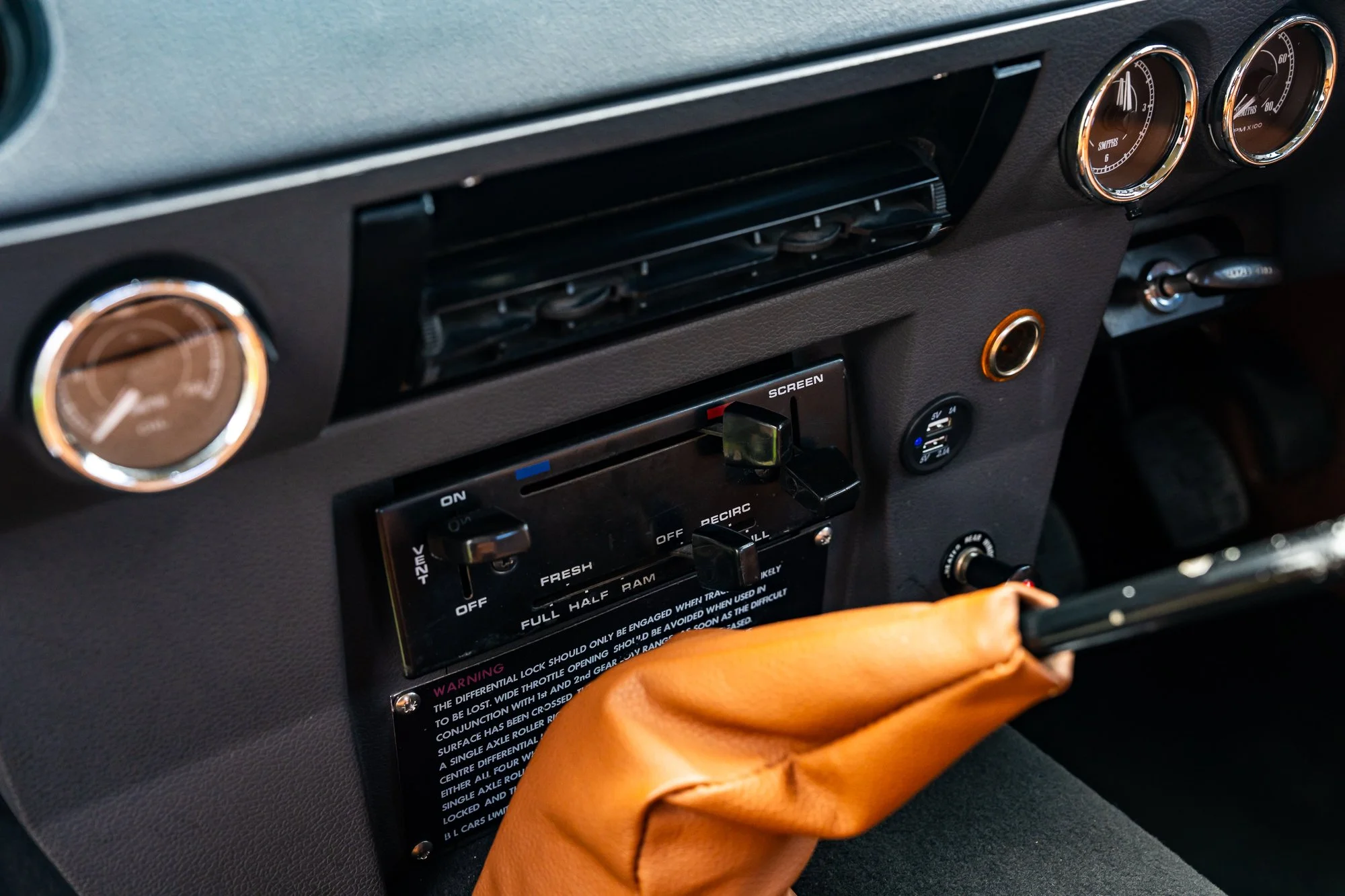 Range Rover V8_interior-24.jpg