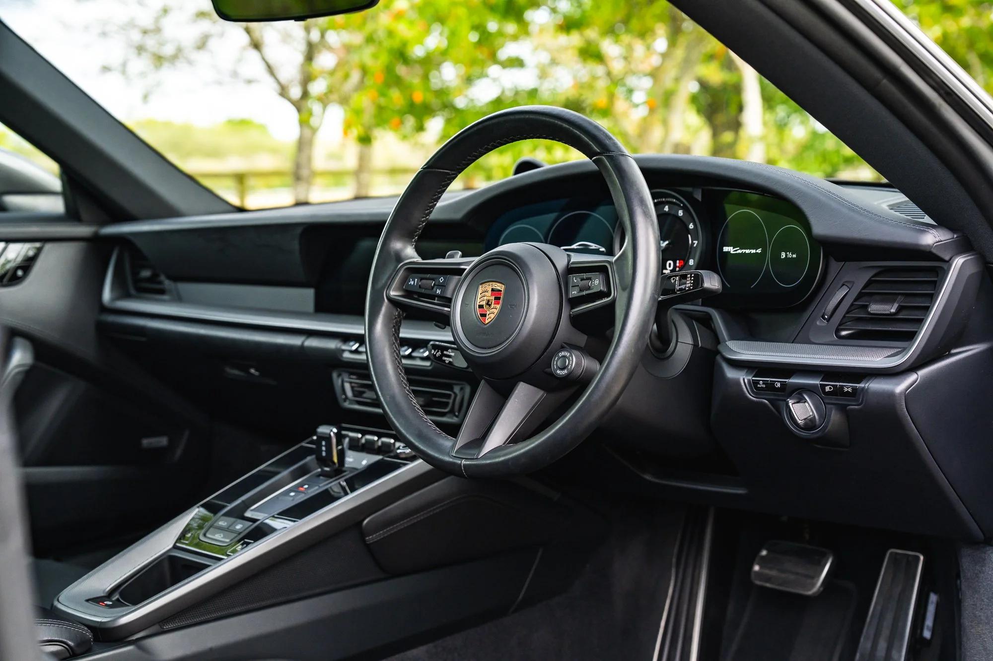 Porsche_911_Carrera_4_interior-36.jpg