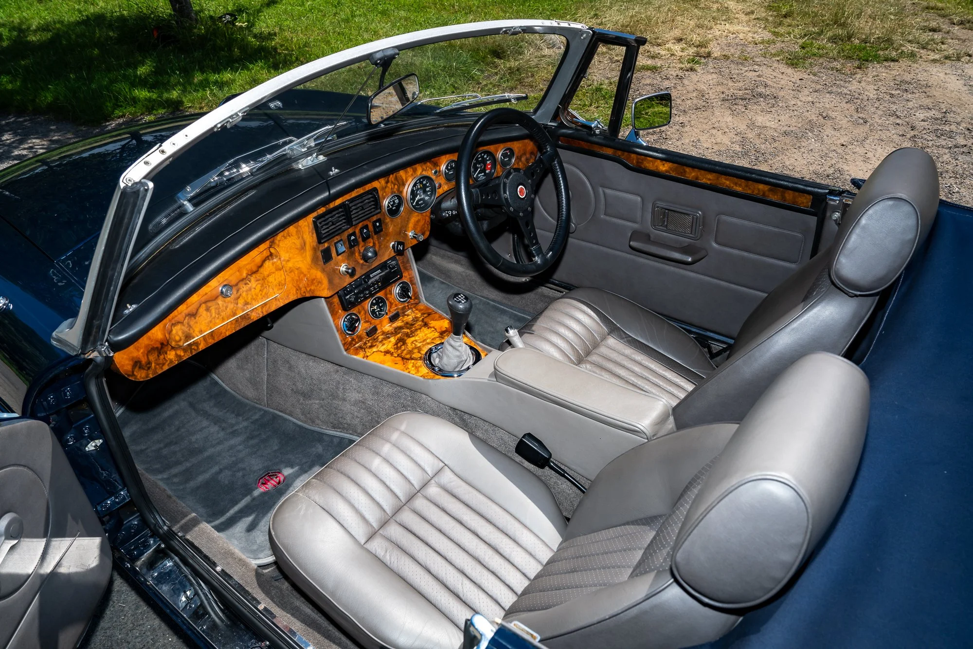 MG_Roadster_interior-7.jpg