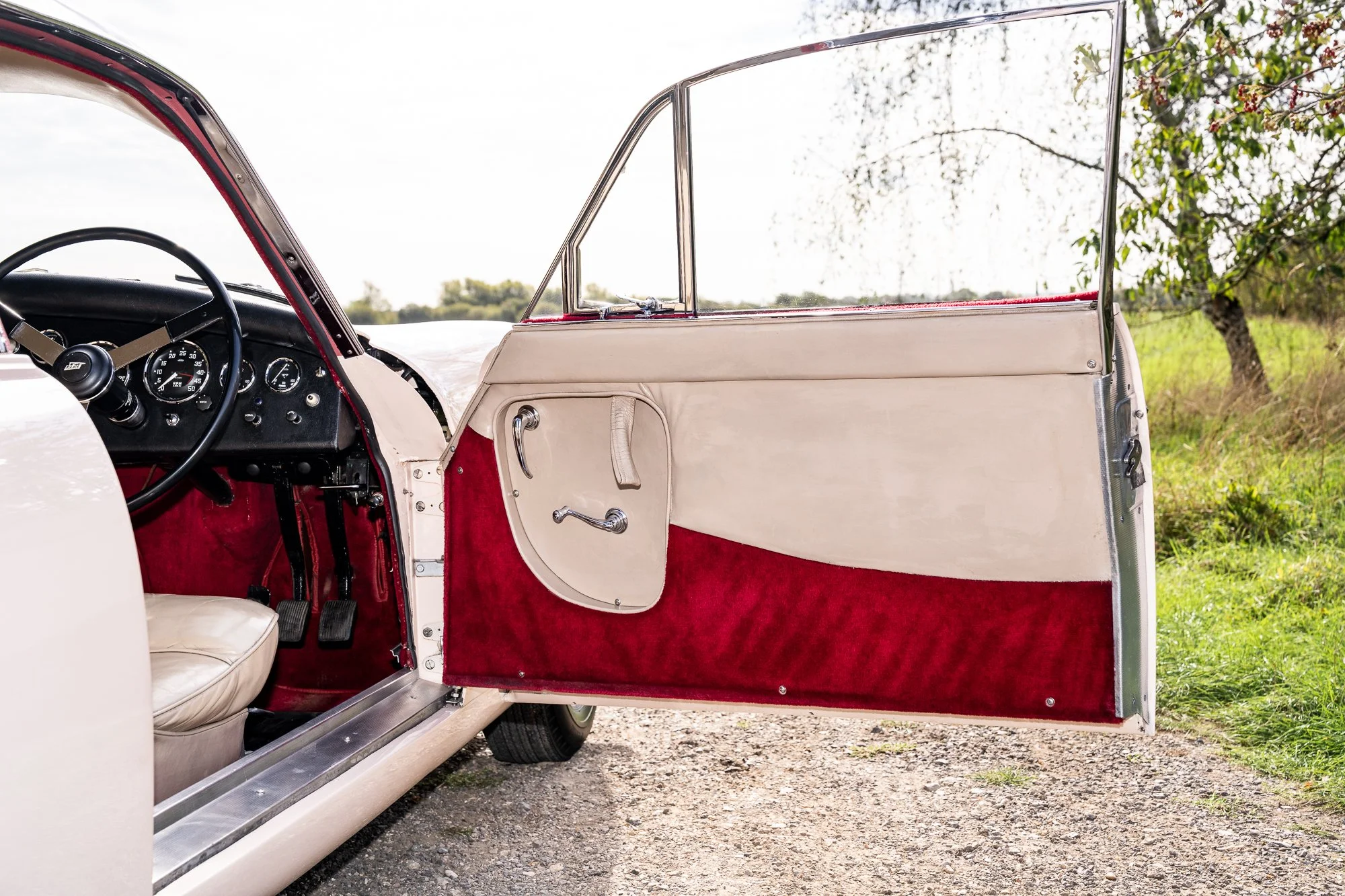 Jensen_541R_interior-1.jpg