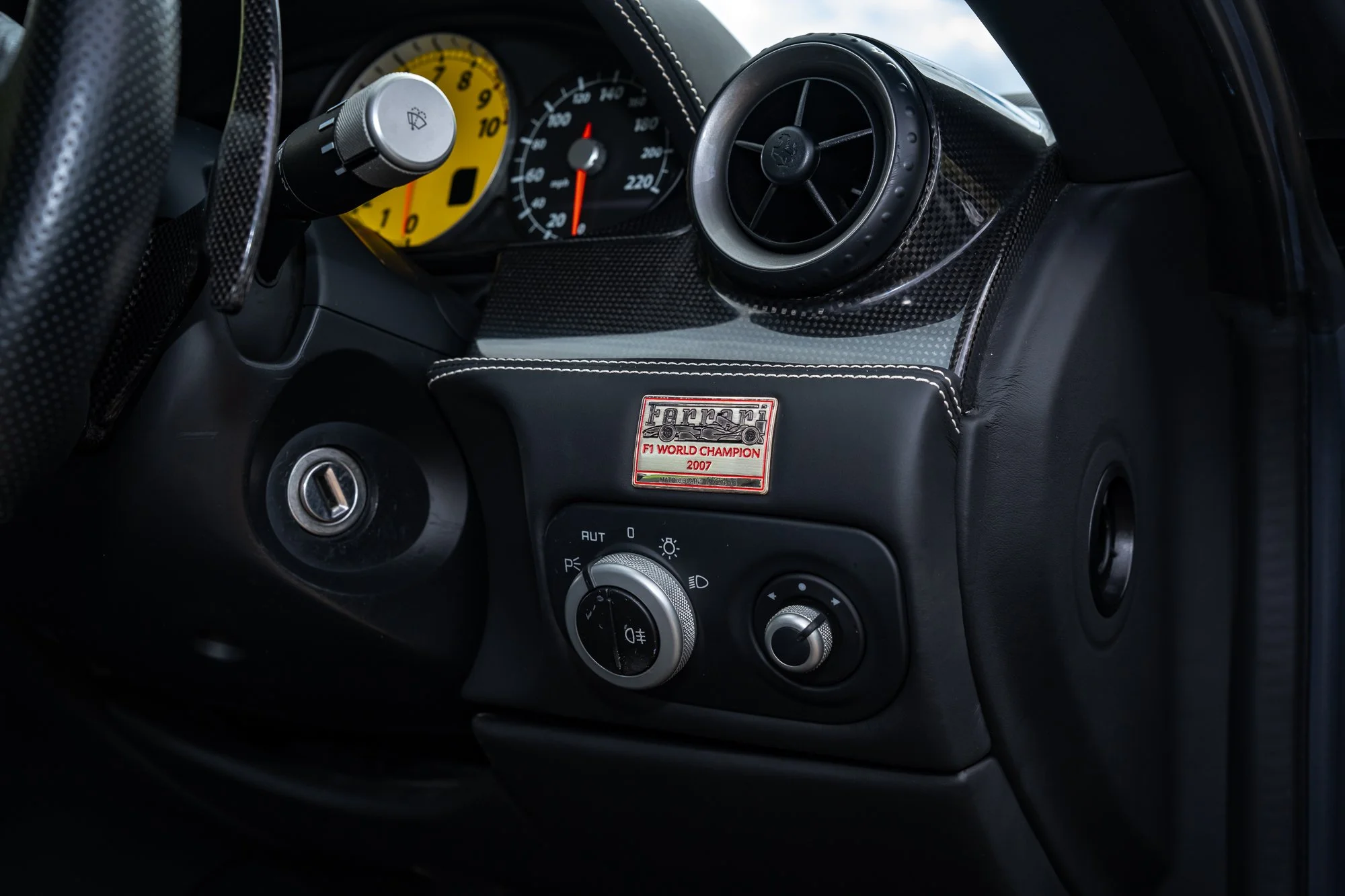 Ferrari_599_GTB_interior-8.jpg