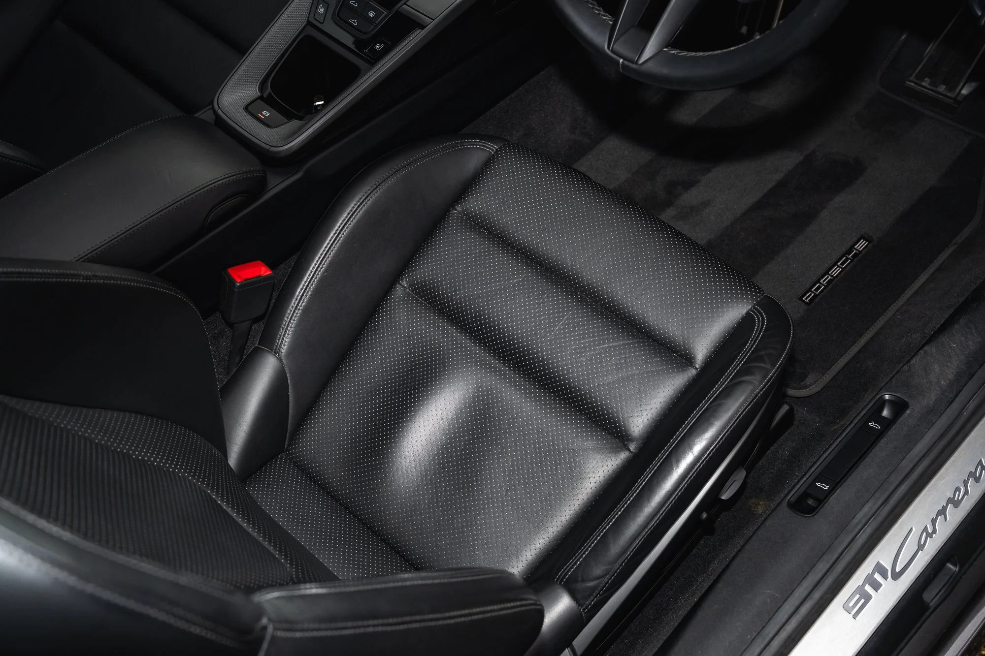 Porsche_911_Carrera_4_interior-13.jpg