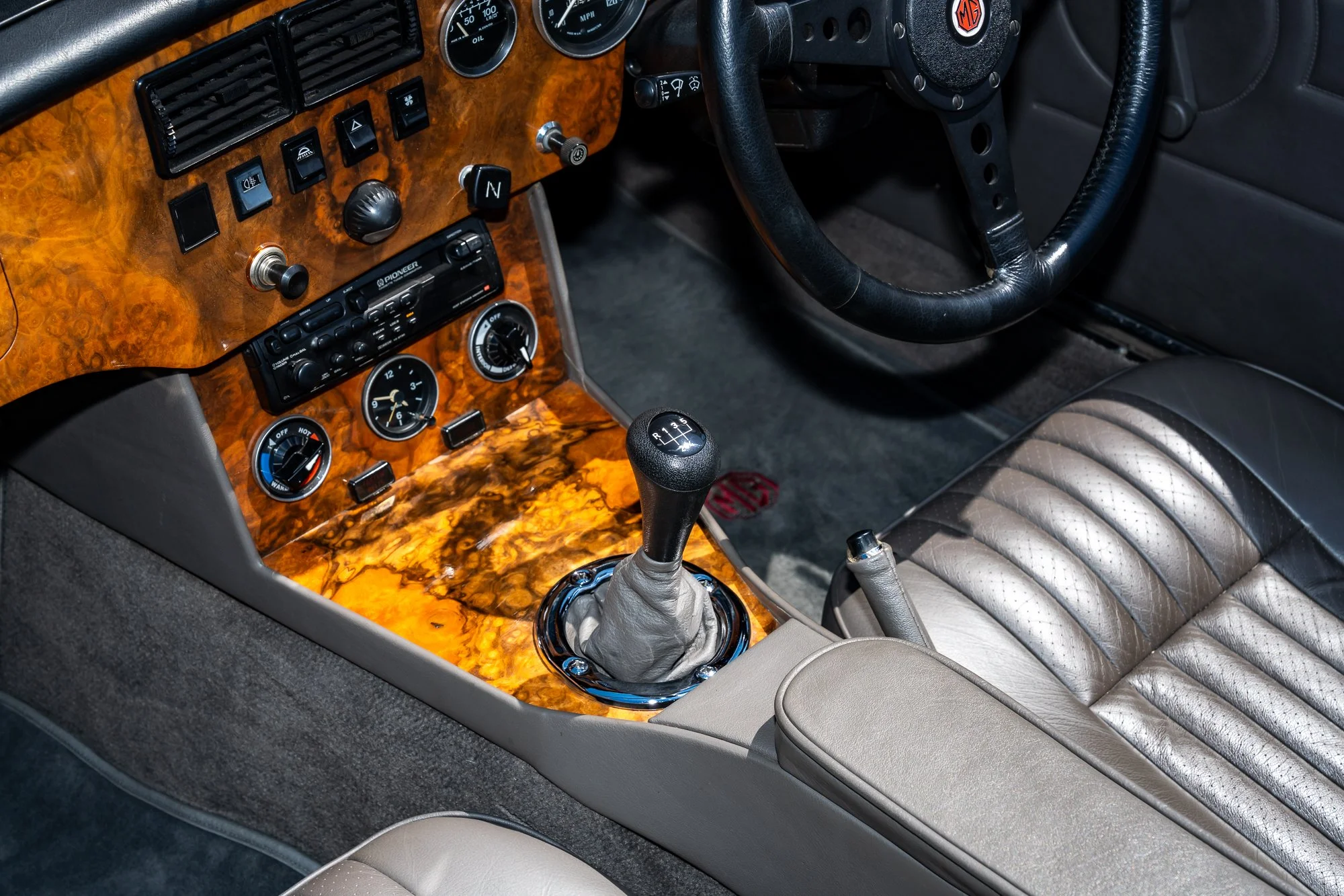 MG_Roadster_interior-11.jpg