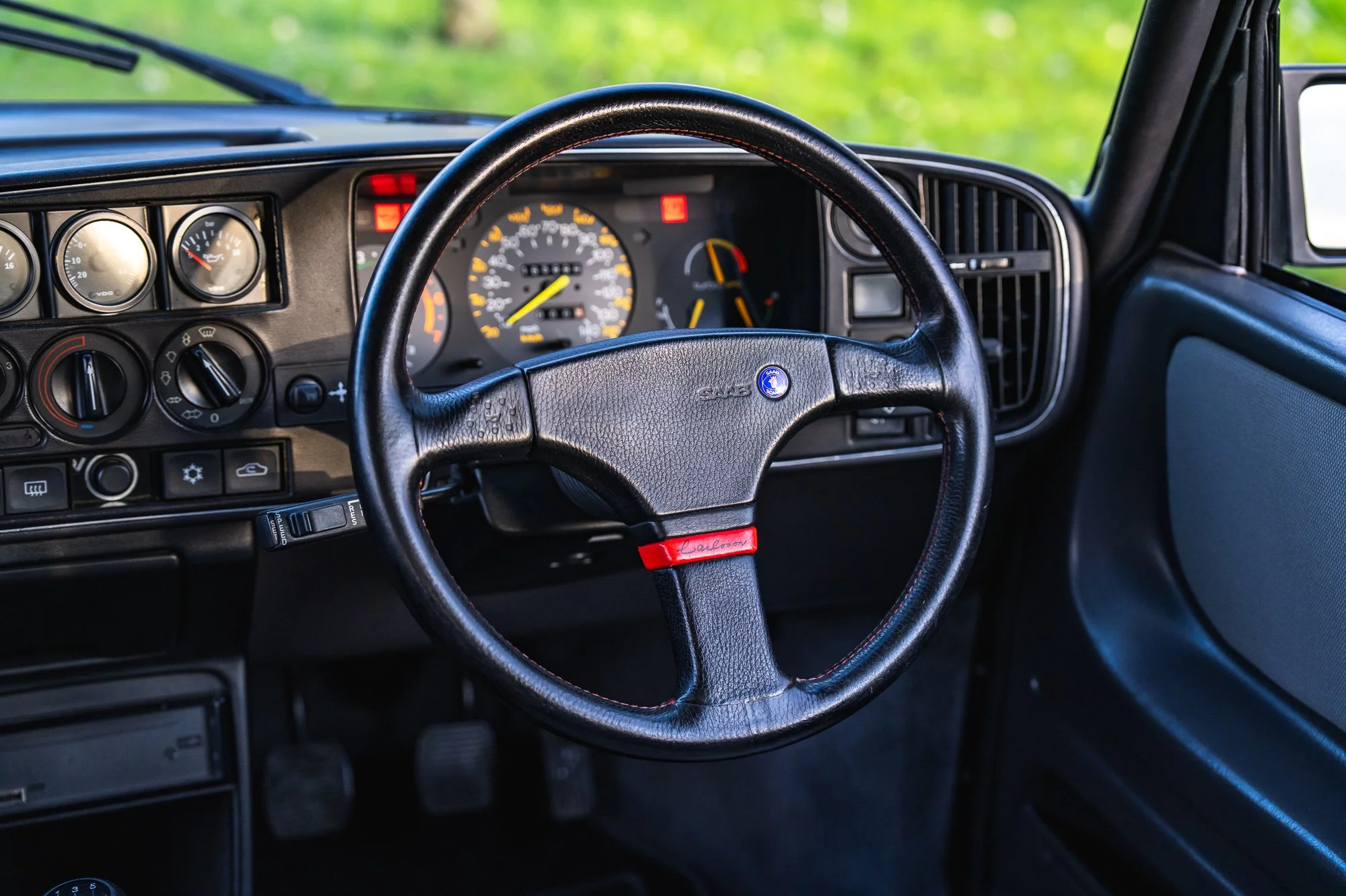 Saab_900_Turbo_interior-20.jpg