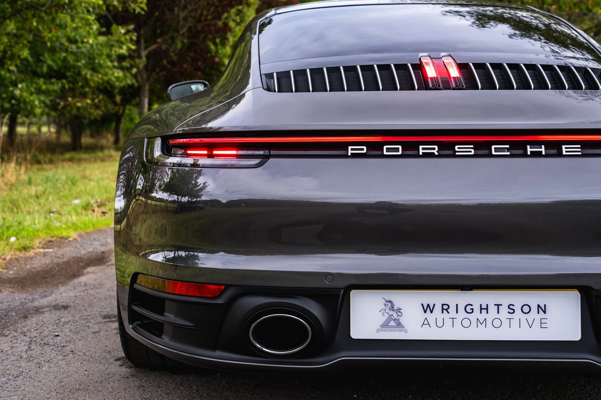 Porsche_911_Carrera_4_exterior-24.jpg