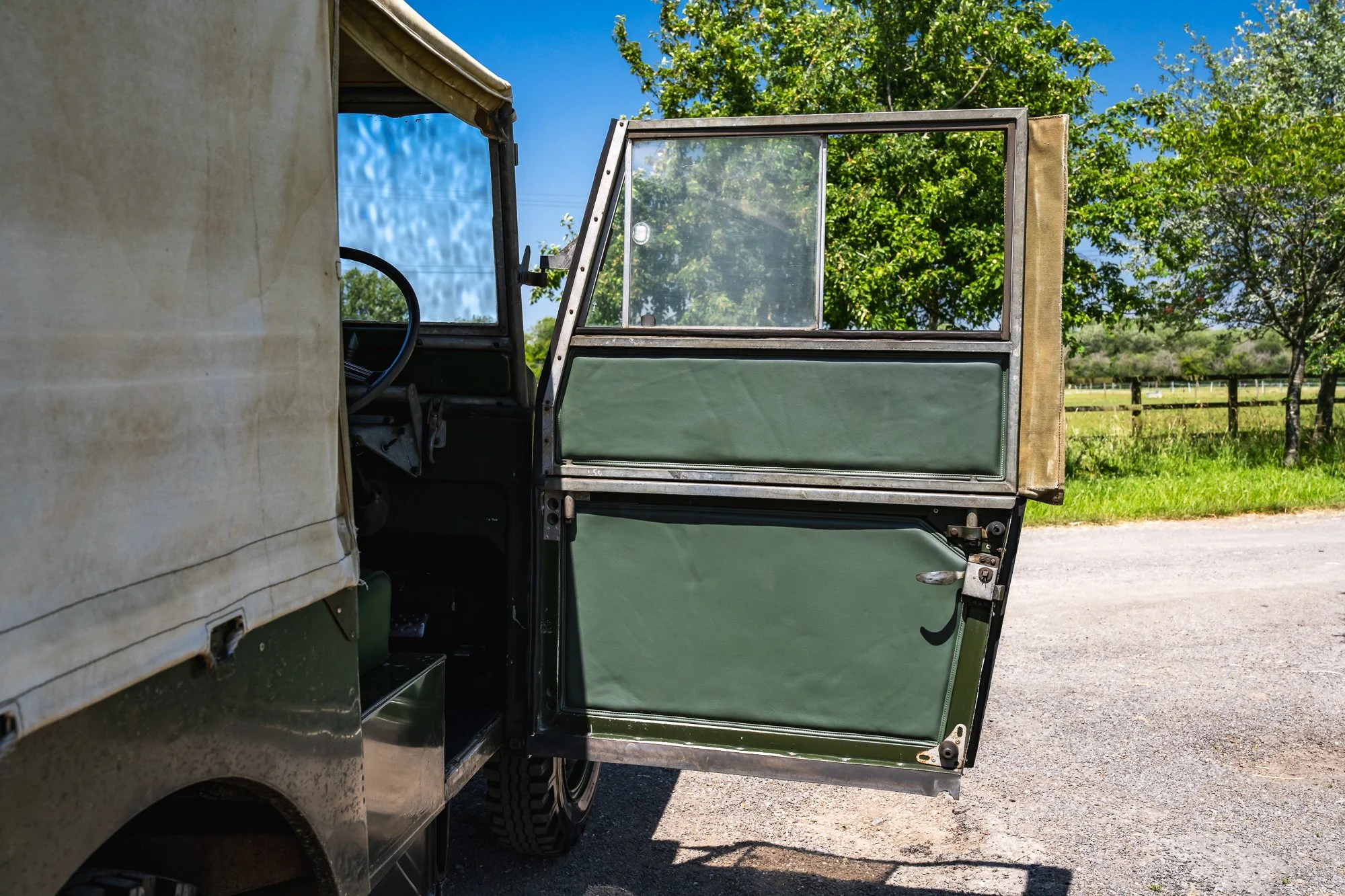 LandRover_Series1_interior-14.jpg