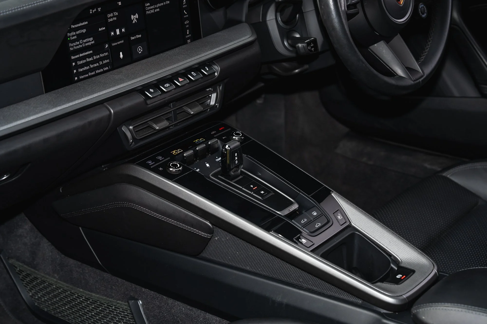 Porsche_911_Carrera_4_interior-4.jpg