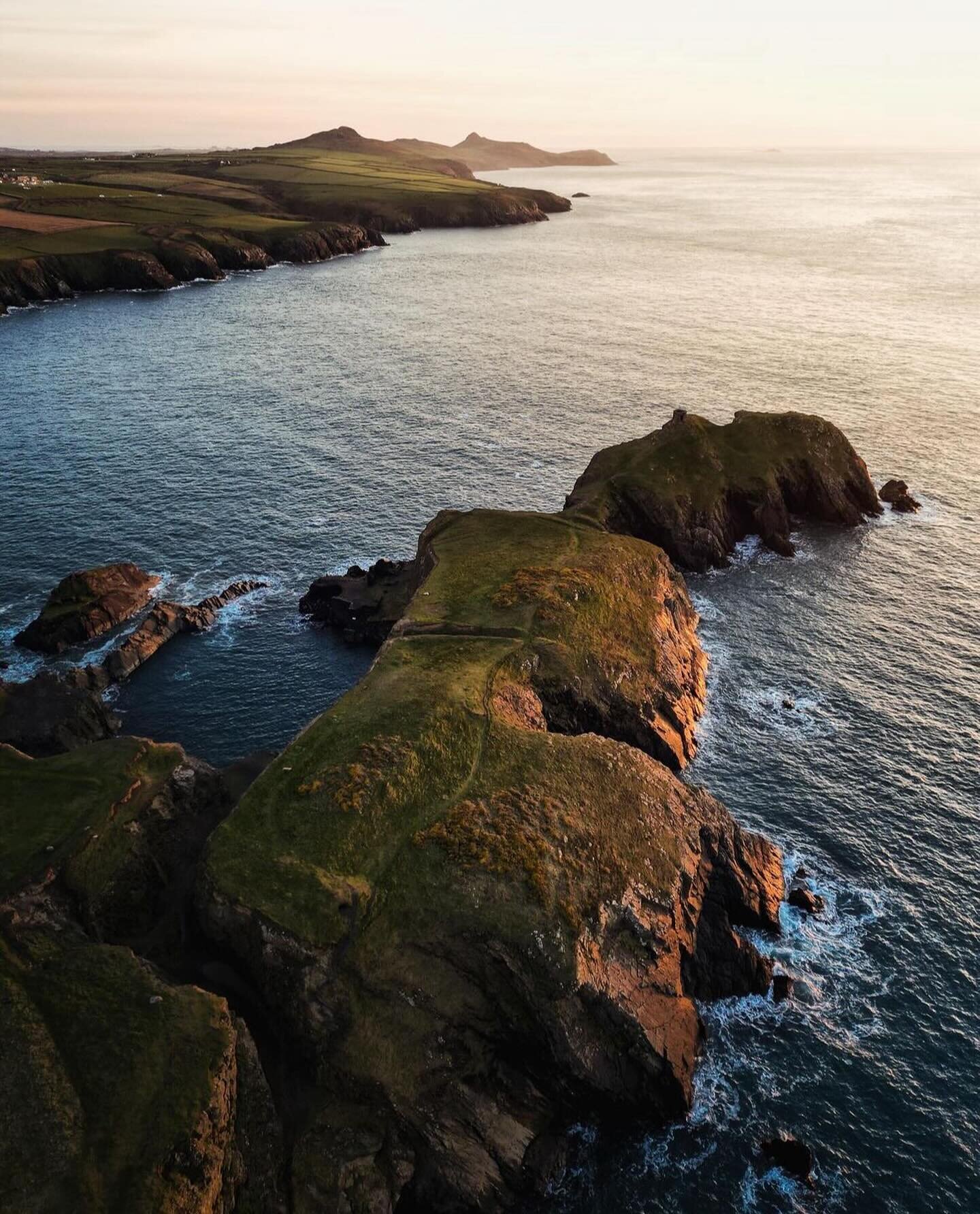 Just a stones throw from The Blue Lagoon 👀 spot us in the top left corner? 👋 campsite open all year round 🏕️ 

Fabulous photo by @_pixchar 

&ldquo;Mentally... I&rsquo;m here !
Where are you?
Easing you into the weekend with a sunset view of
Blue 