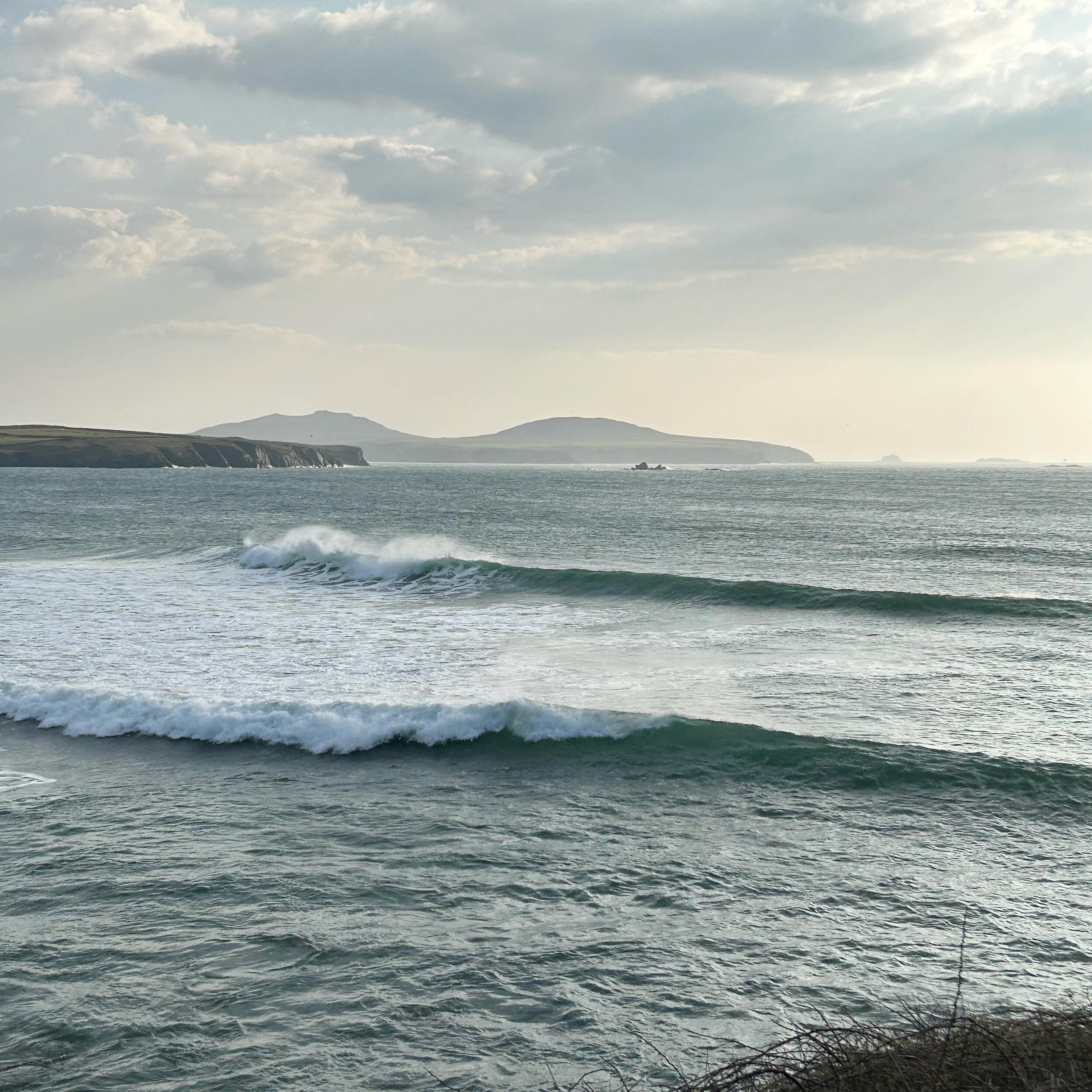 Surfs up 🌊 Celtic Camping is the perfect base to explore some of the best surf spots in Pembrokeshire 🏄&zwj;♀️ like Whitesands Beach, only 5 miles away! Check out our latest blog for ideas of things to do while staying at Celtic Camping and a list 
