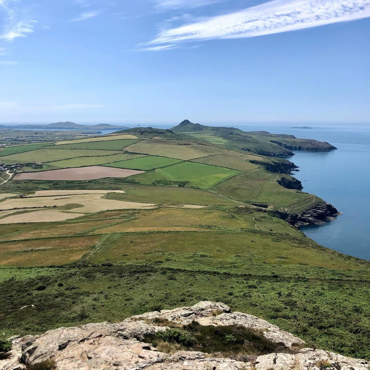 Dydd Gŵyl Dewi Hapus 🏴󠁧󠁢󠁷󠁬󠁳󠁿 Happy St David&rsquo;s Day from our corner of the St Davids Peninsula 🌼 Lle i bawb - a place for everyone #stdavidsday #visitwales #visitprmbrokeshire #proudtobewelsh #welshcampsites #campsiteuk